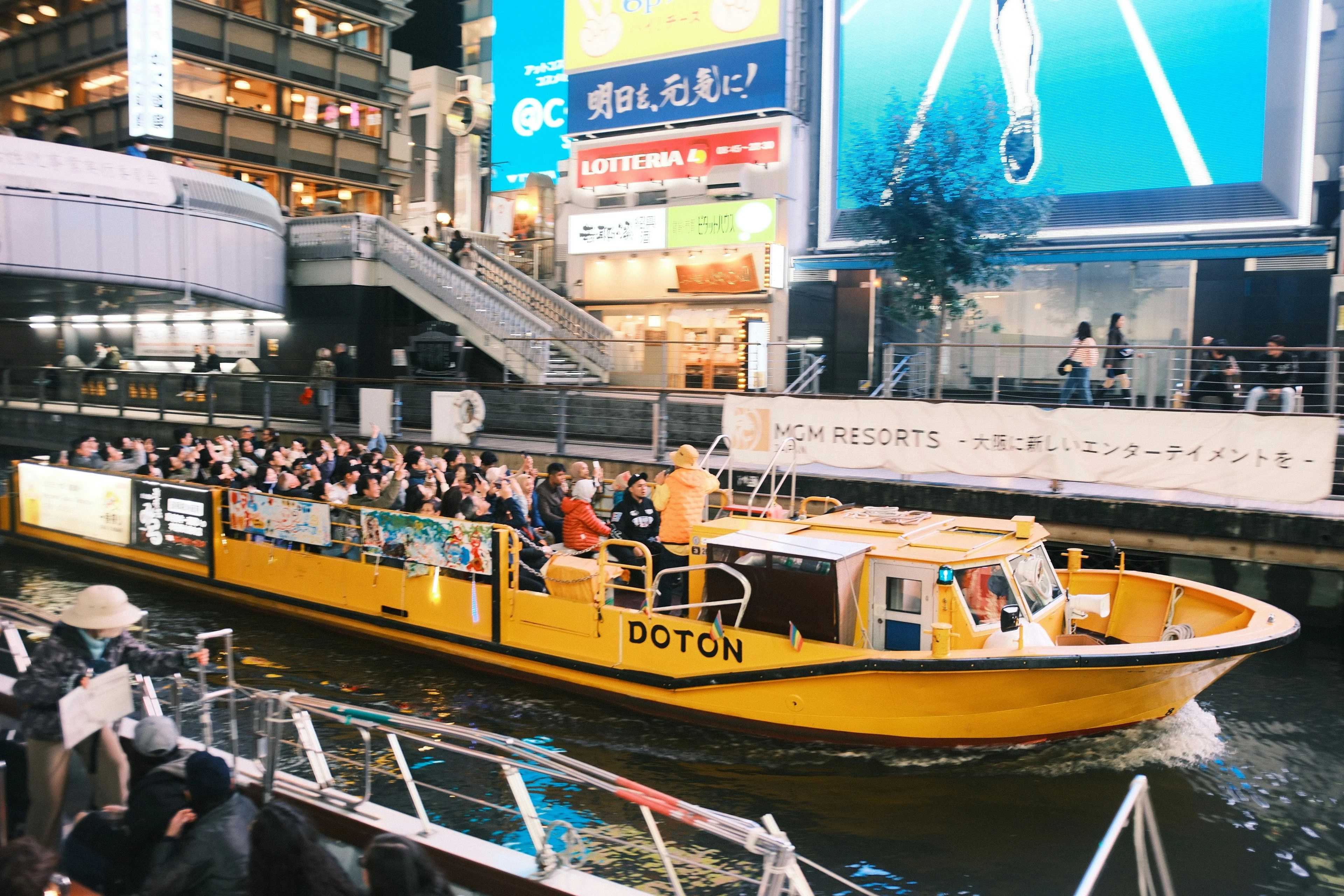 Night Prowess: Kayaking Through the Illuminated Dotonbori Image 3