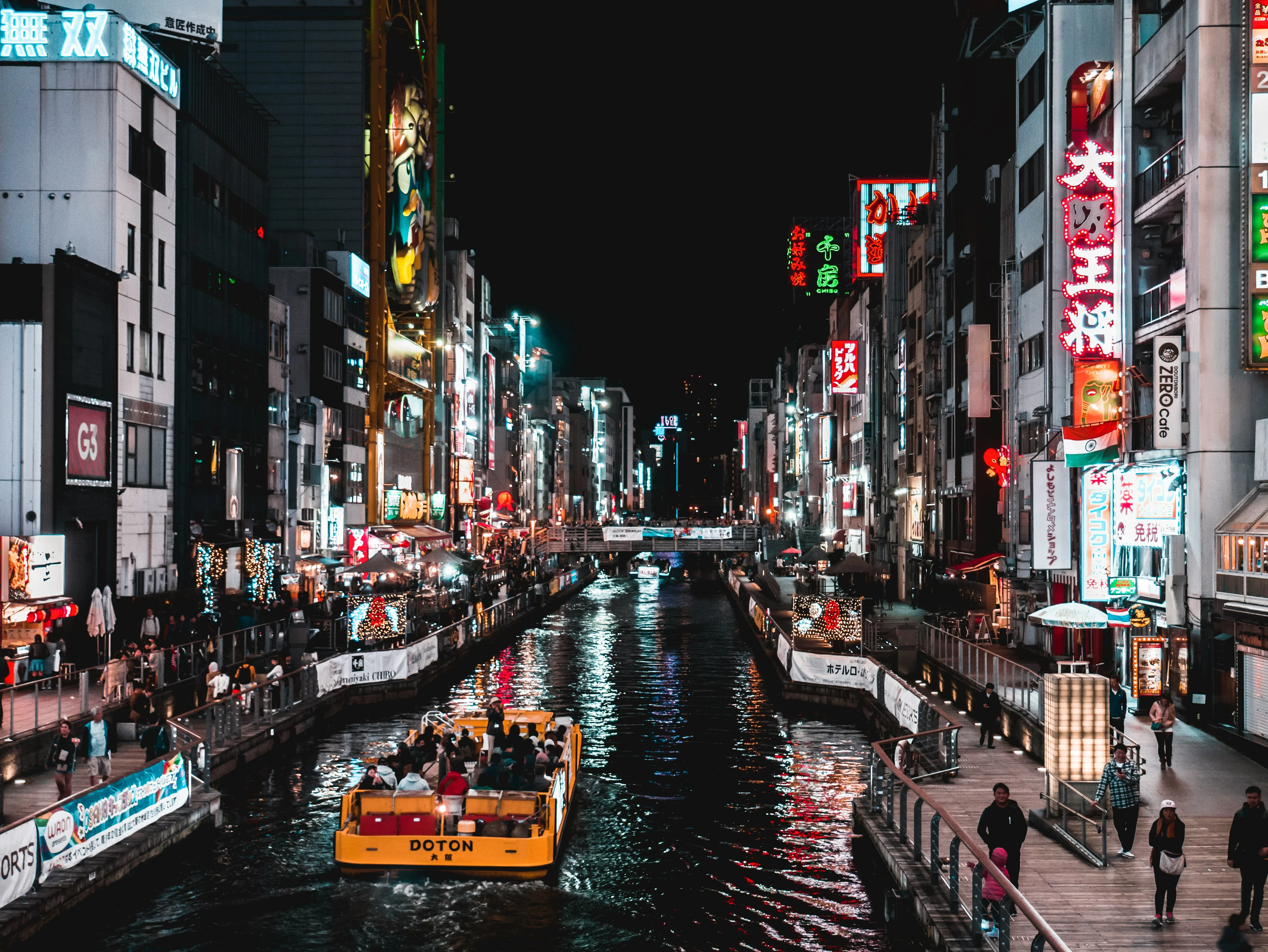 Night Prowess: Kayaking Through the Illuminated Dotonbori