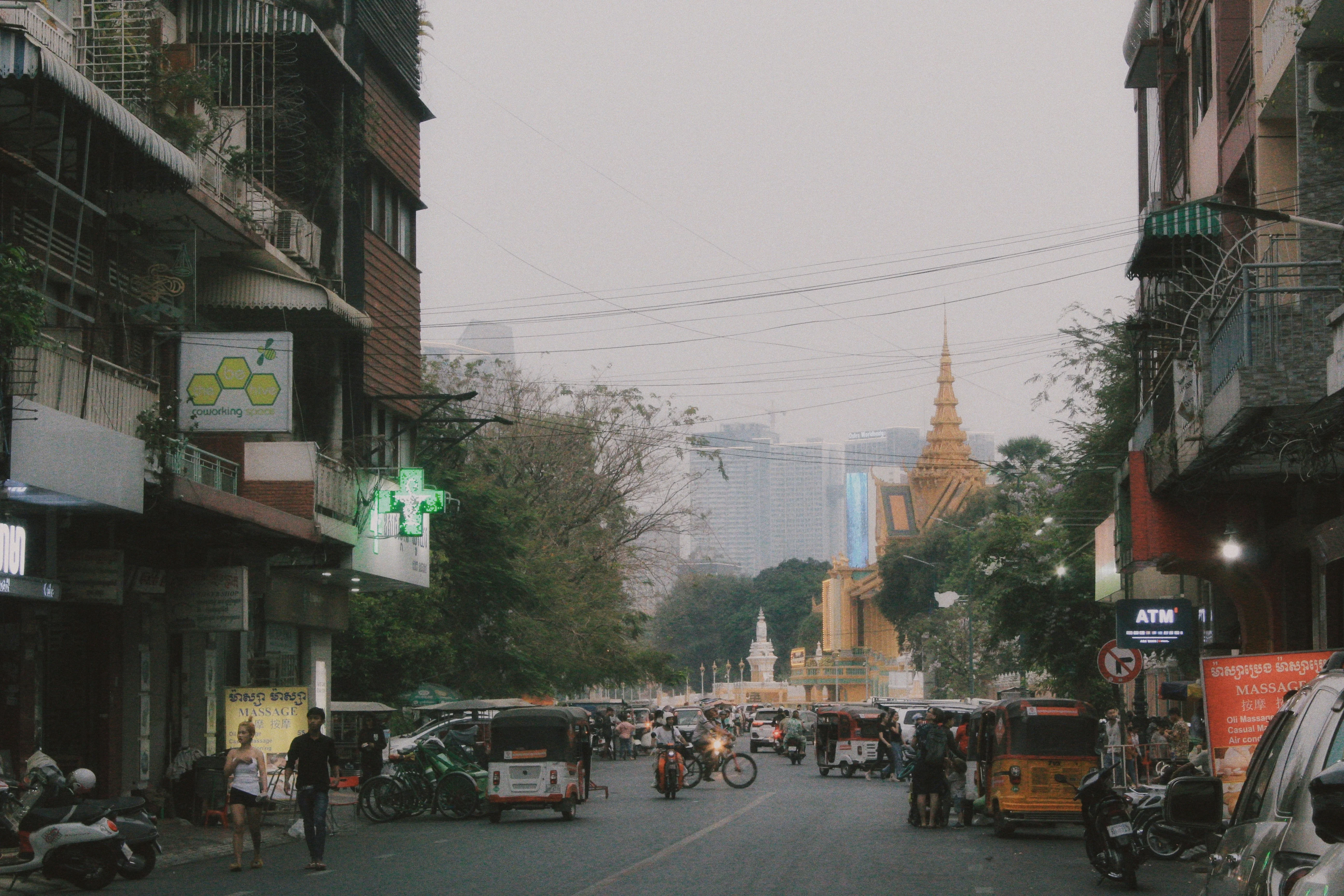 A Business Traveler's Guide to Phnom Penh's Weekend Markets: Shopping with Purpose Image 1