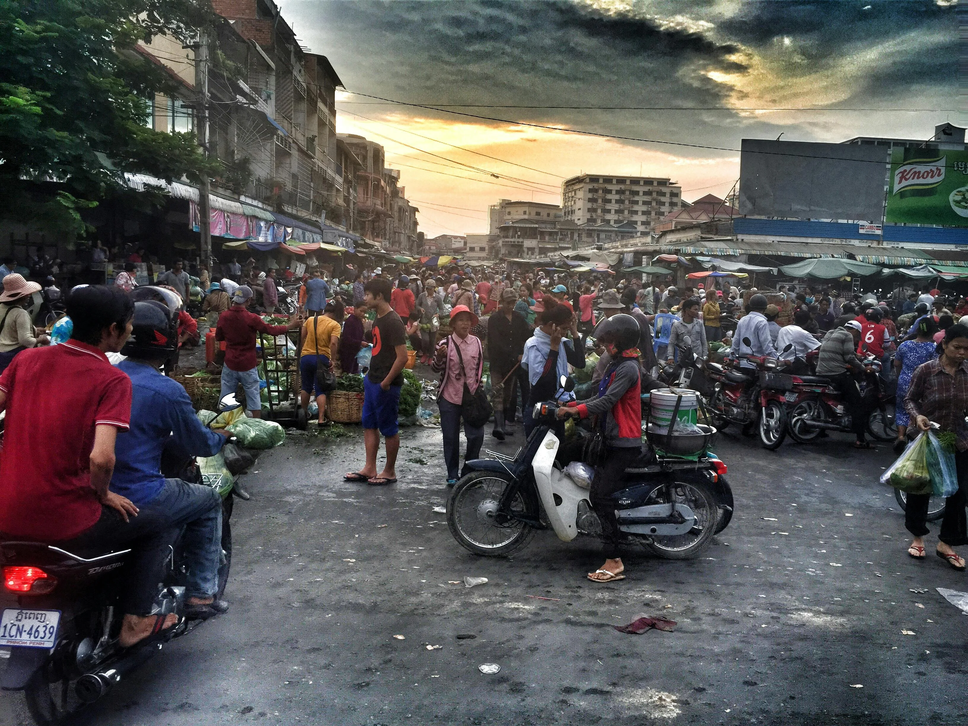 A Business Traveler's Guide to Phnom Penh's Weekend Markets: Shopping with Purpose Image 3