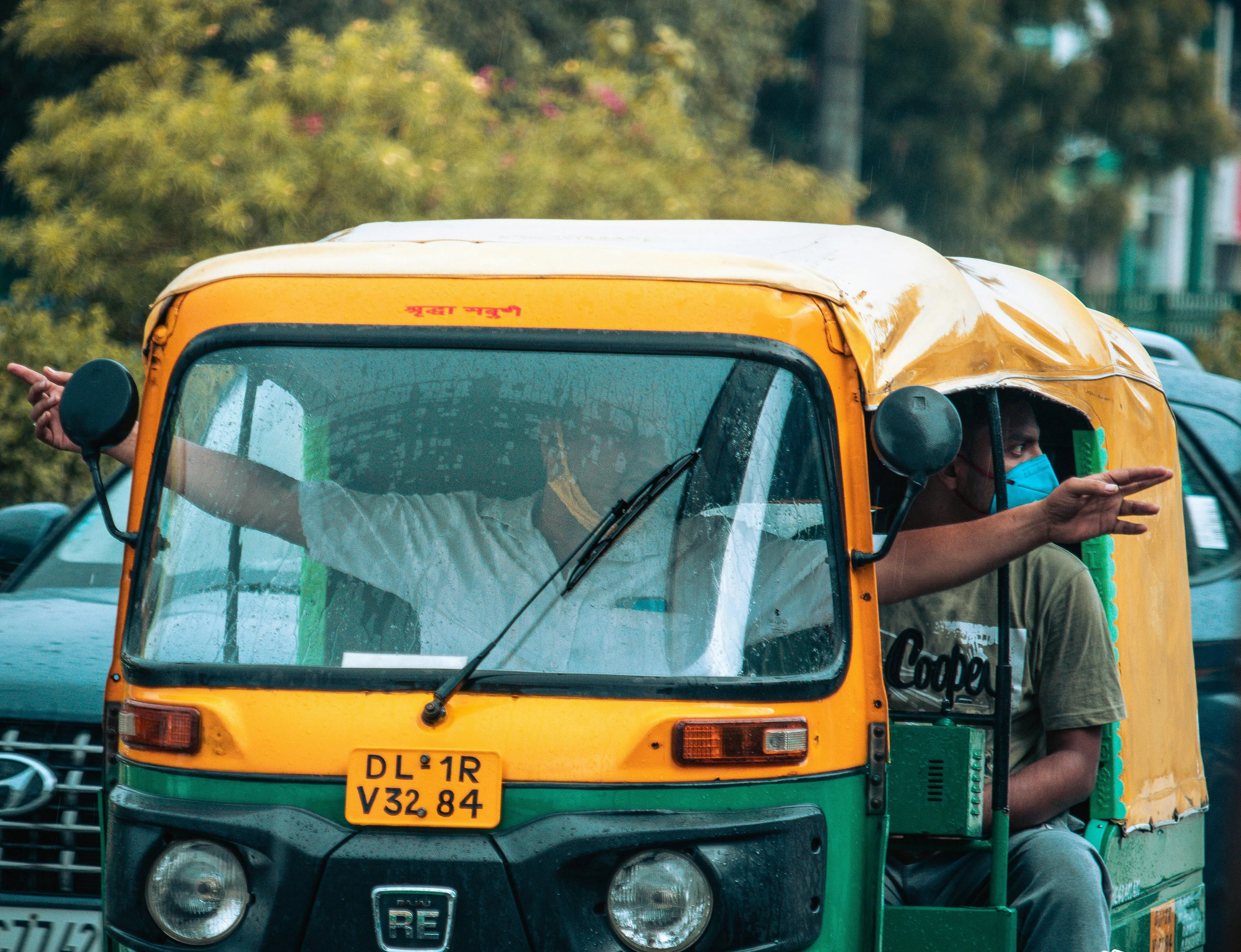 Rickshaw Shenanigans: Hilarious Budget Transport Hacks in New Delhi Image 3