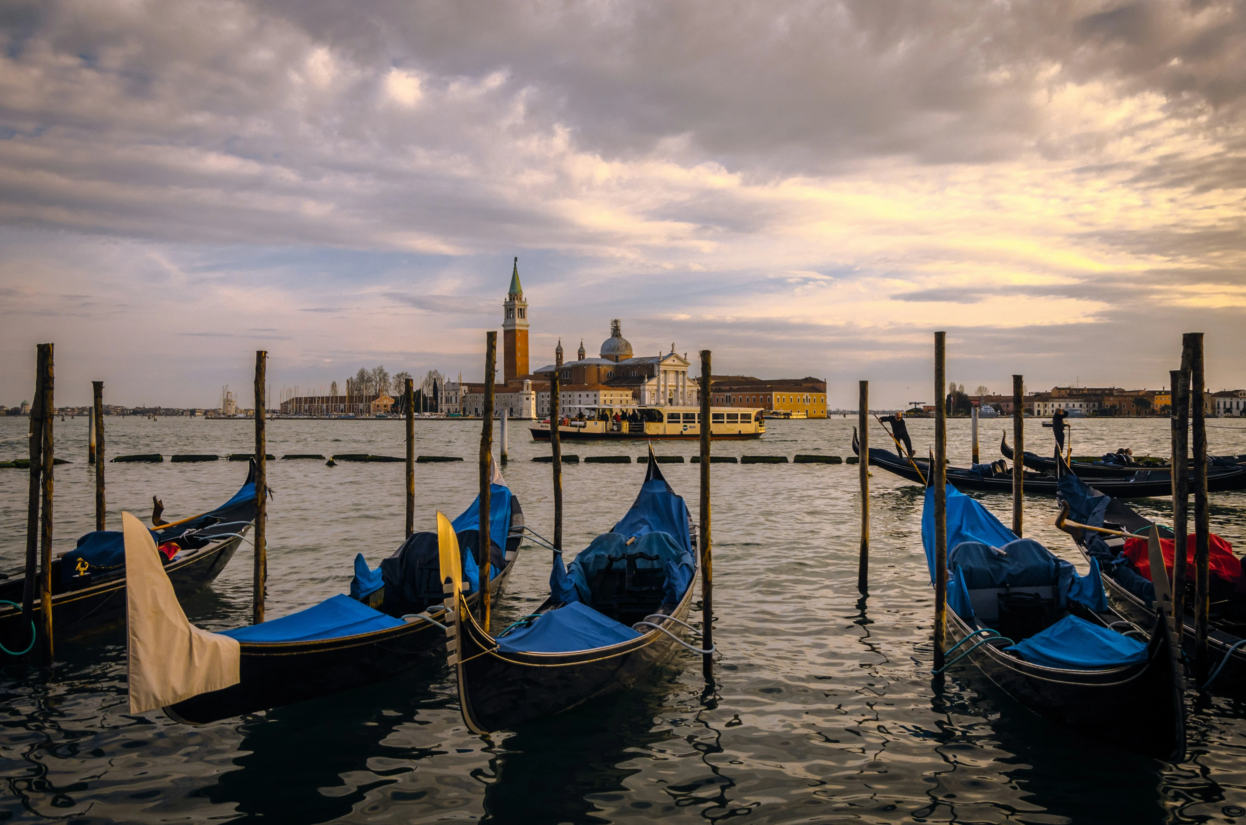 Venetian Vibes: Capturing the Twilight Magic of Gondola Rides Image 1