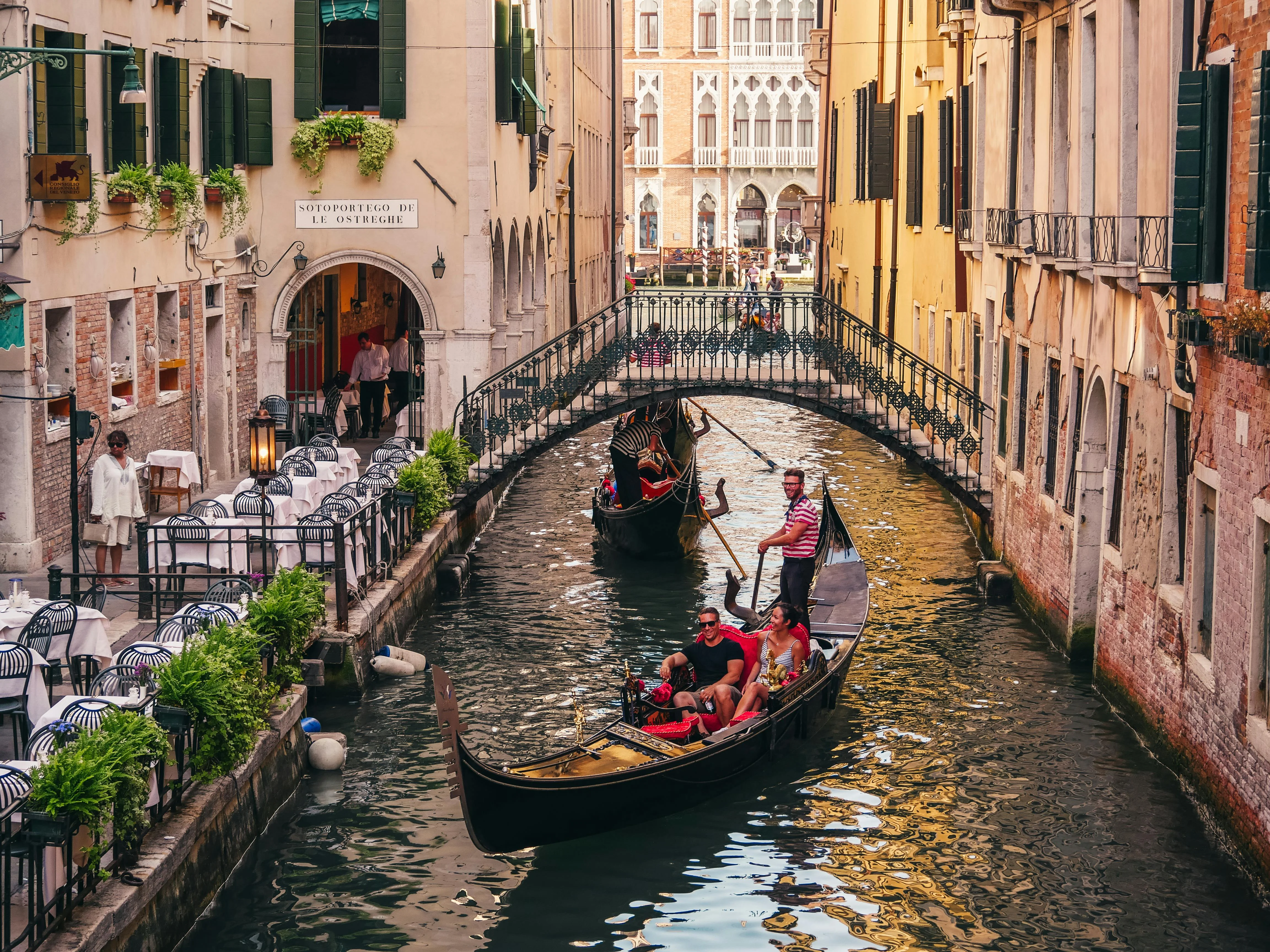 Venetian Vibes: Capturing the Twilight Magic of Gondola Rides Image 2