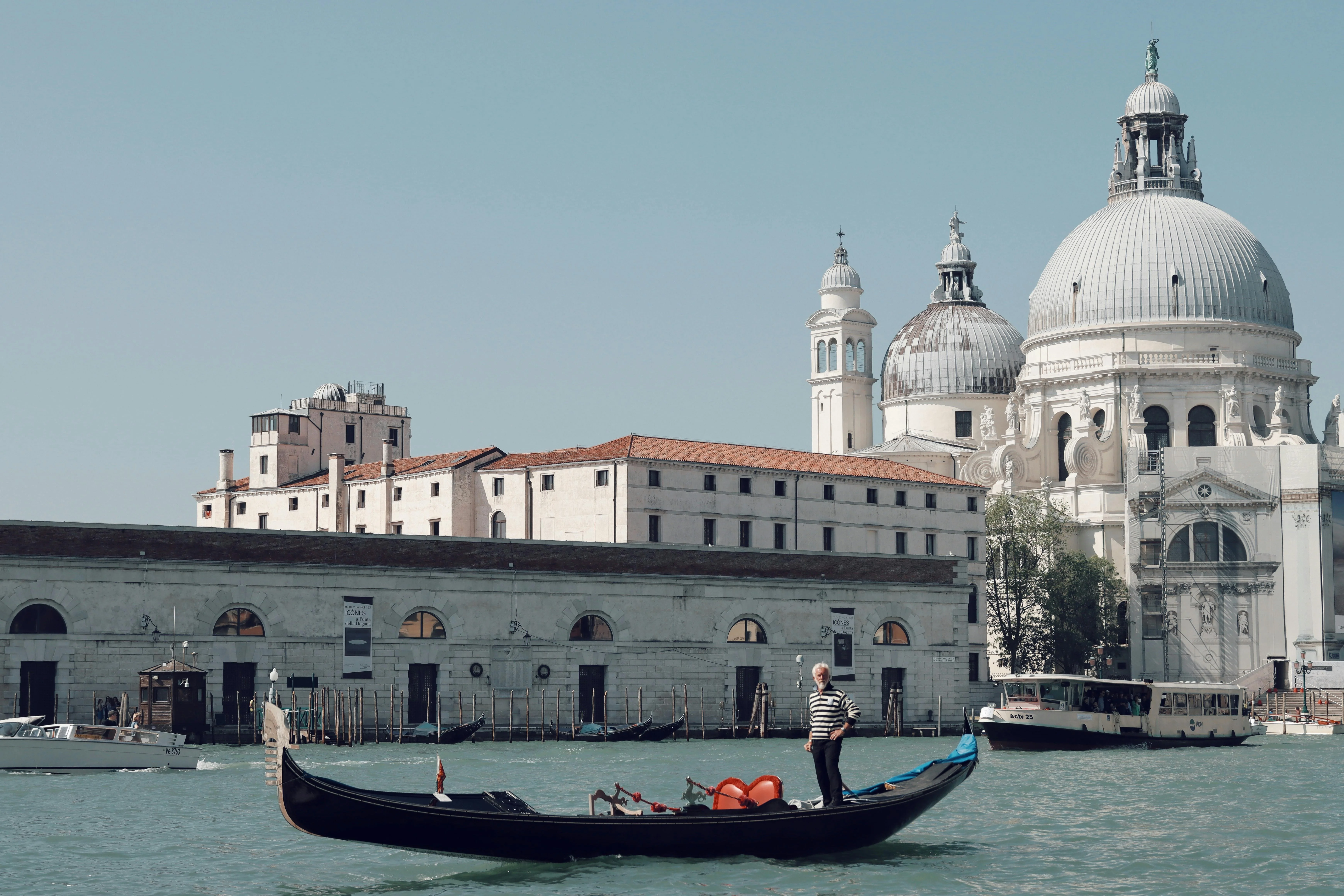 Venetian Vibes: Capturing the Twilight Magic of Gondola Rides Image 3