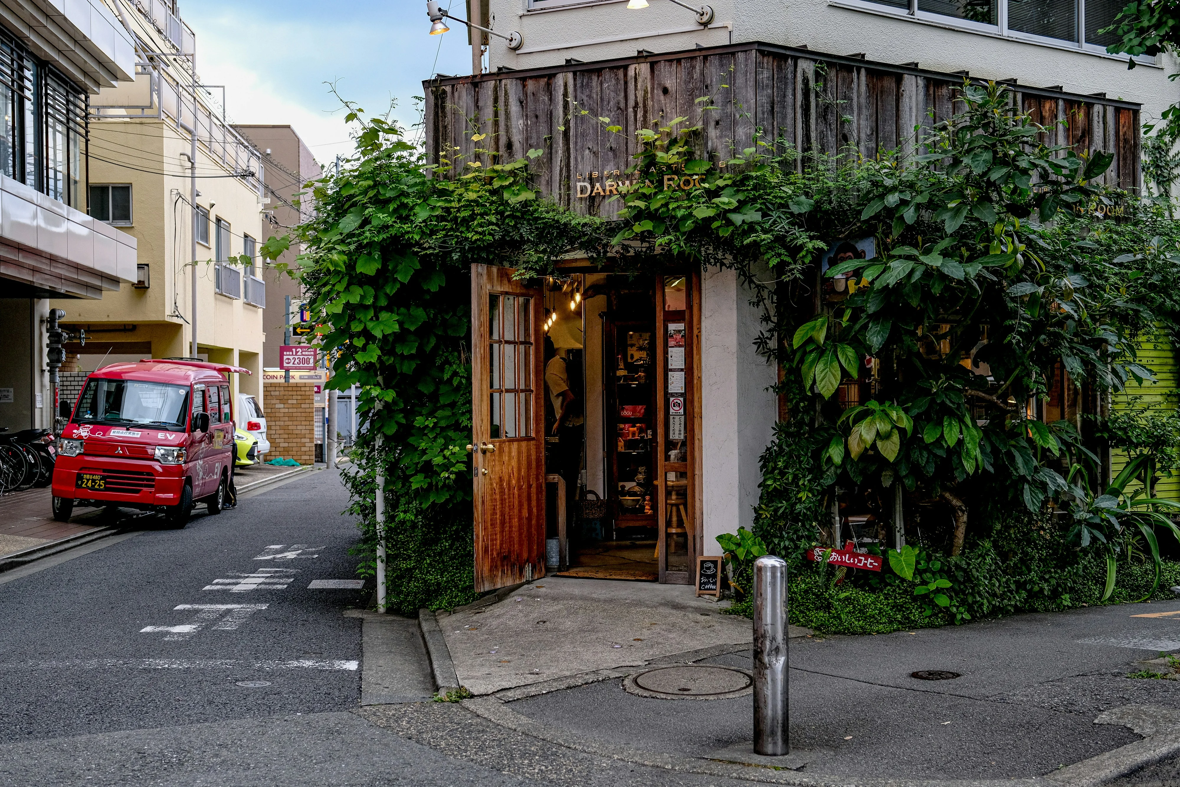 Exploring Tokyo's Neighborhoods: An Accessible Traveler's Guide to Quirky Districts Image 2