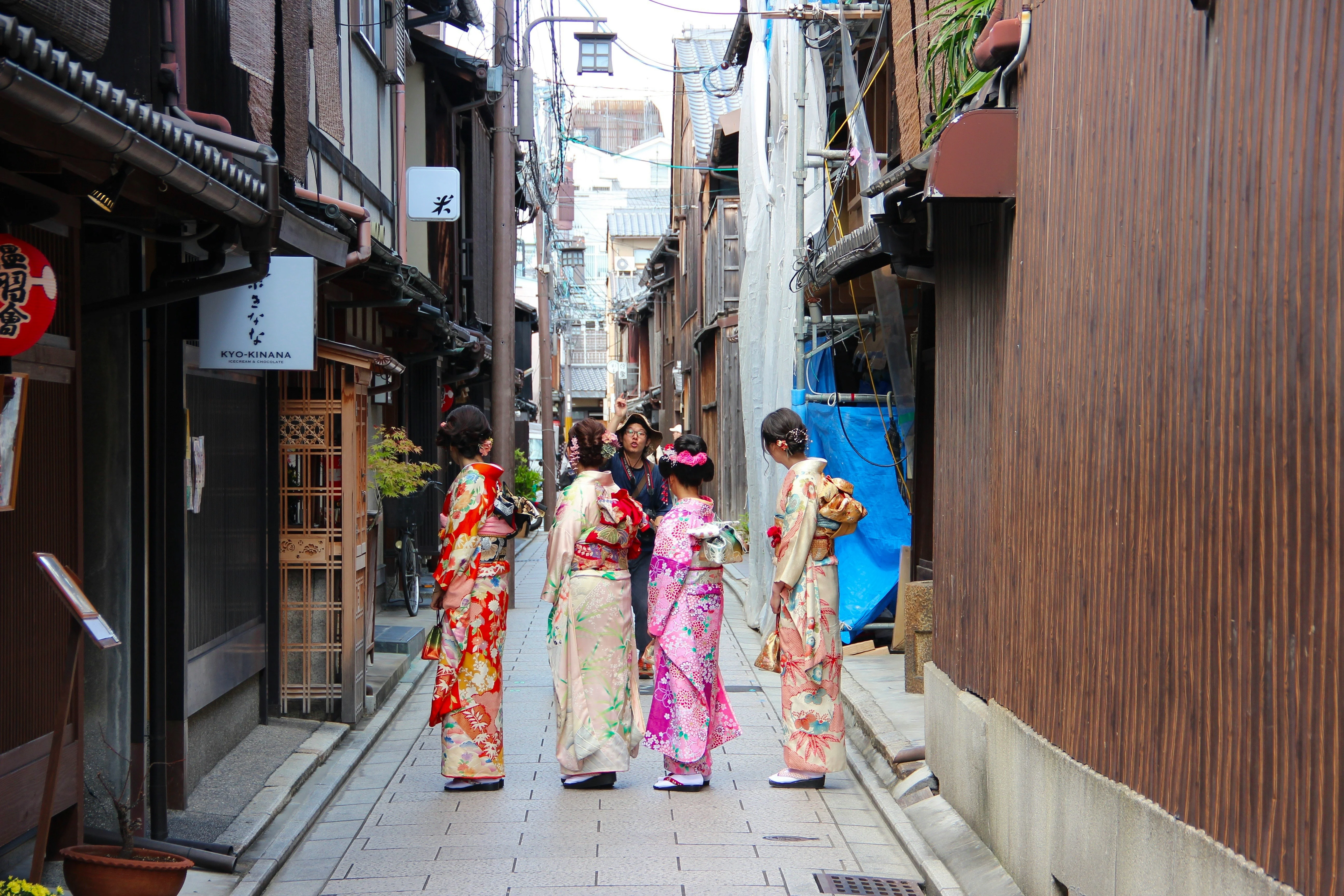 Understanding Kyoto's Local Dialects through Cultural Immersion Image 1