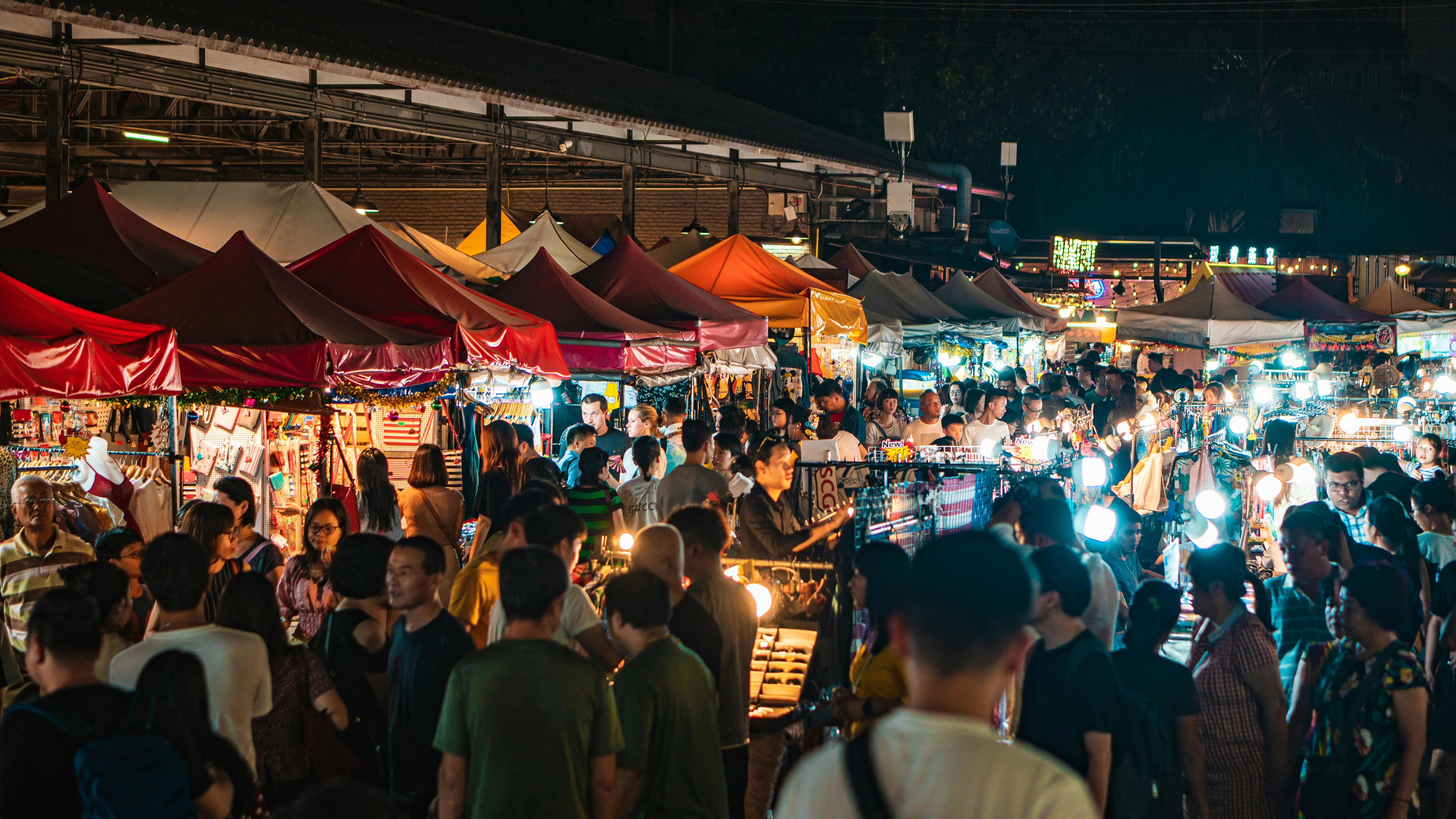 Bangkok's Vibrant Markets: Accessible Shopping for Budget Travelers Image 1