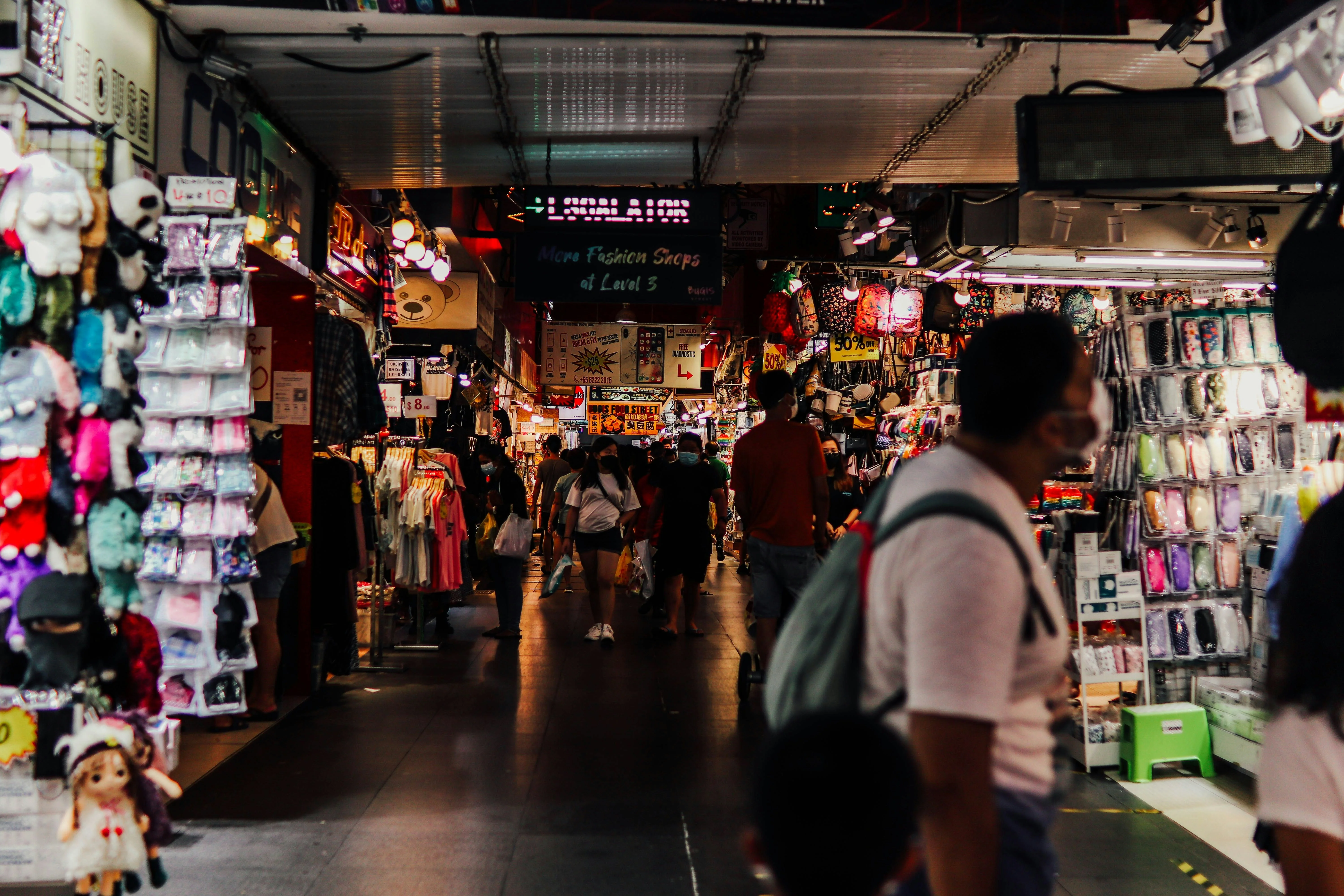 Bangkok's Vibrant Markets: Accessible Shopping for Budget Travelers Image 2