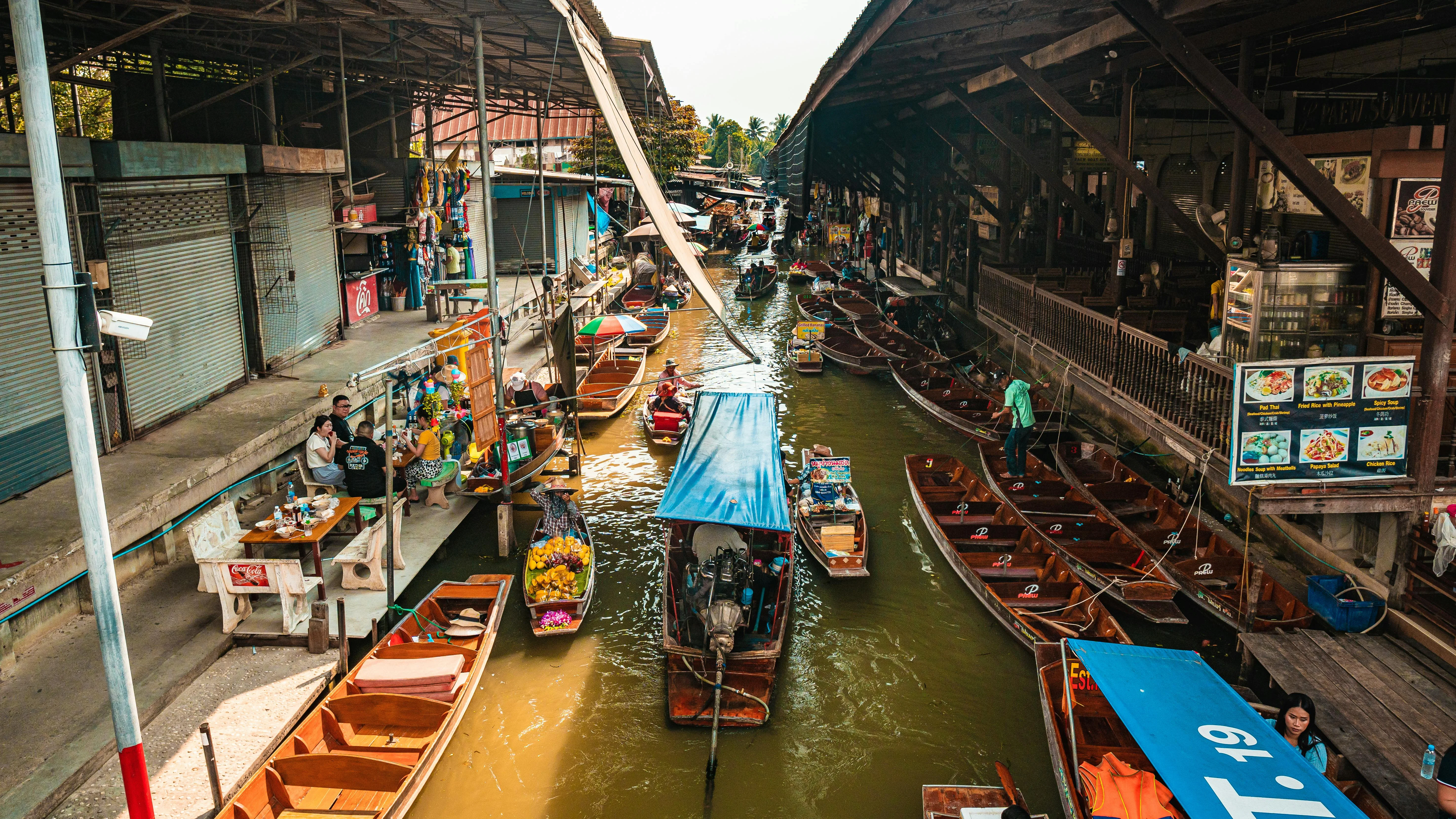 Bangkok's Vibrant Markets: Accessible Shopping for Budget Travelers Image 3