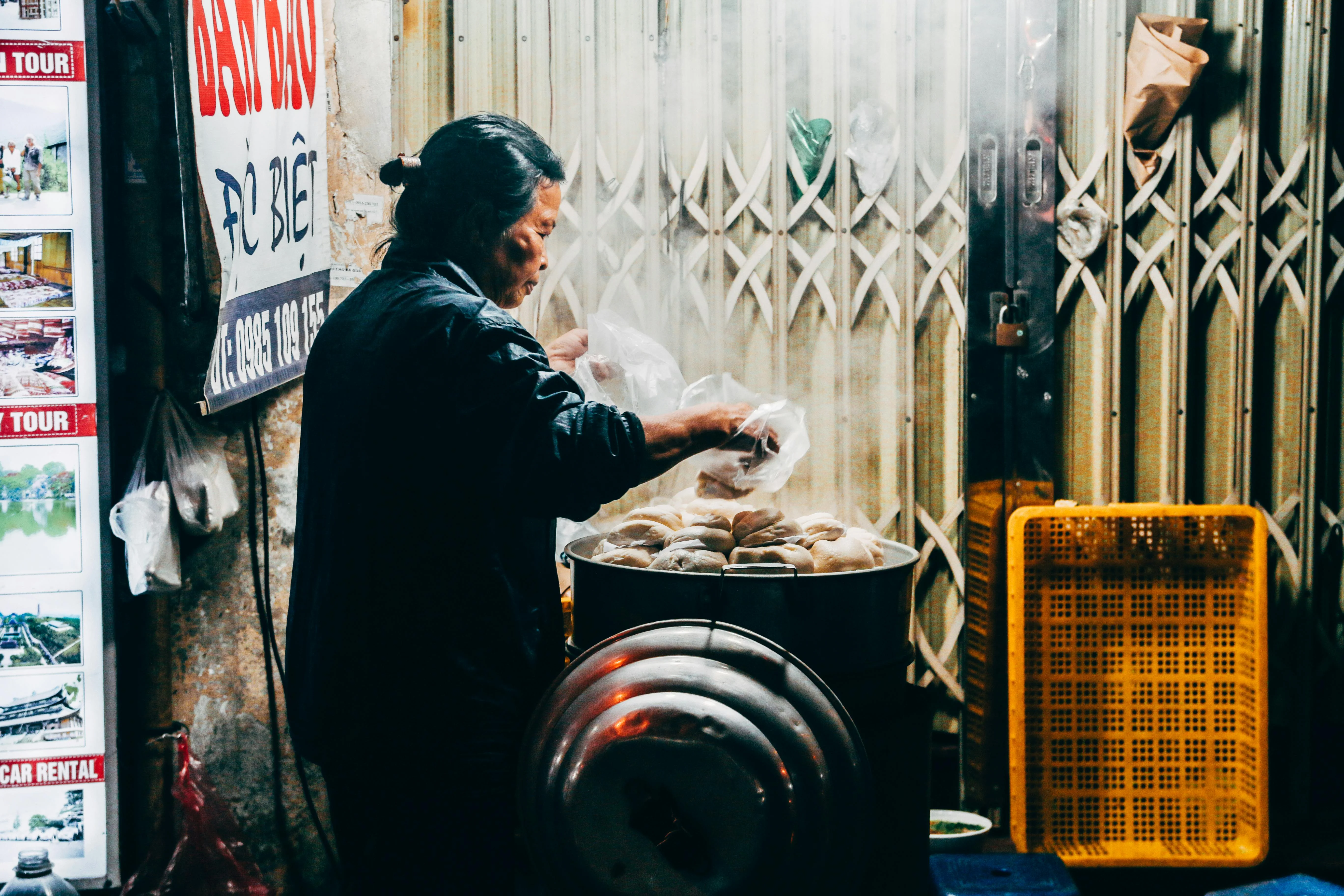 Night Markets of Saigon: Ethical Shopping and Authentic Local Cuisine Image 2