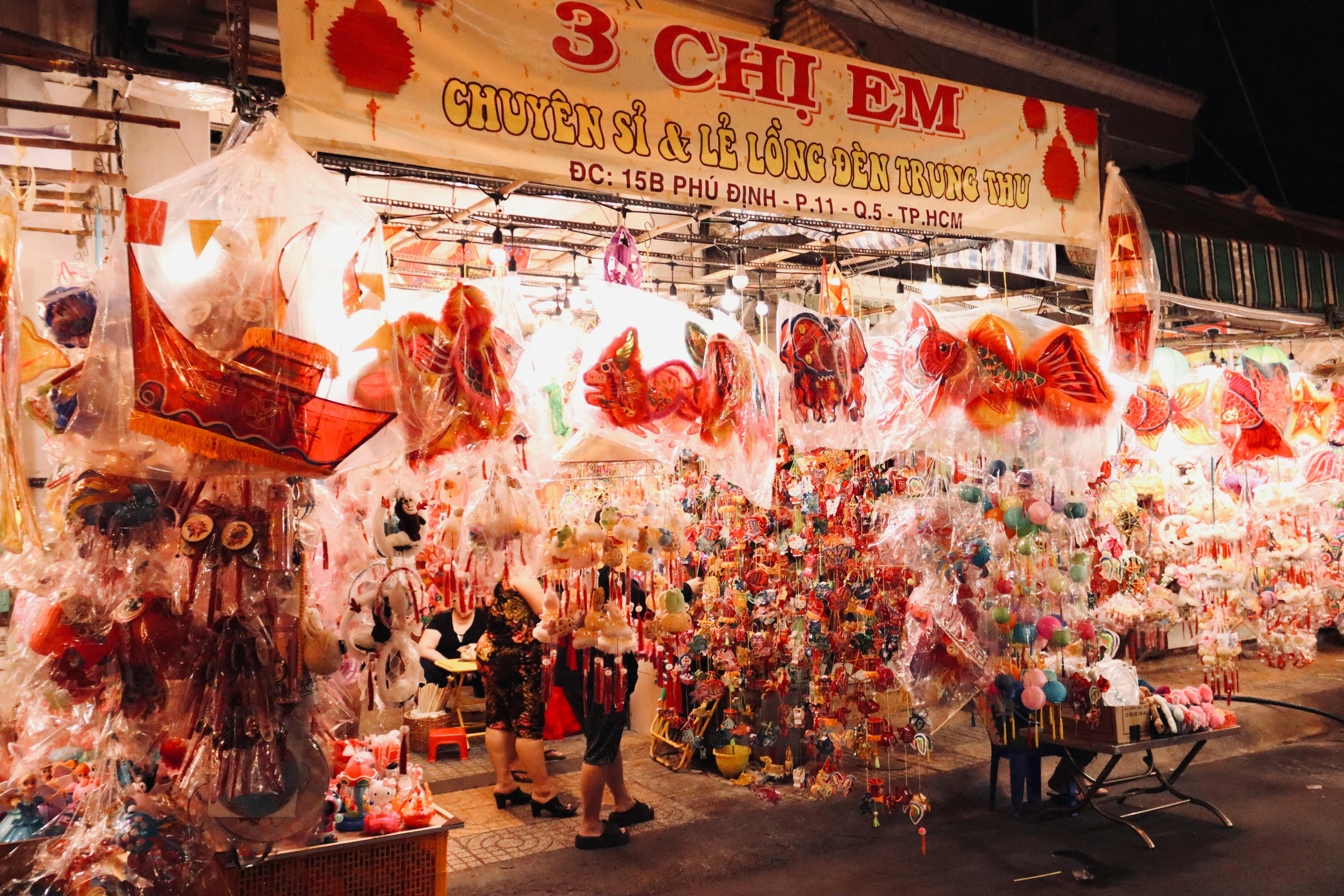 Night Markets of Saigon: Ethical Shopping and Authentic Local Cuisine Image 3