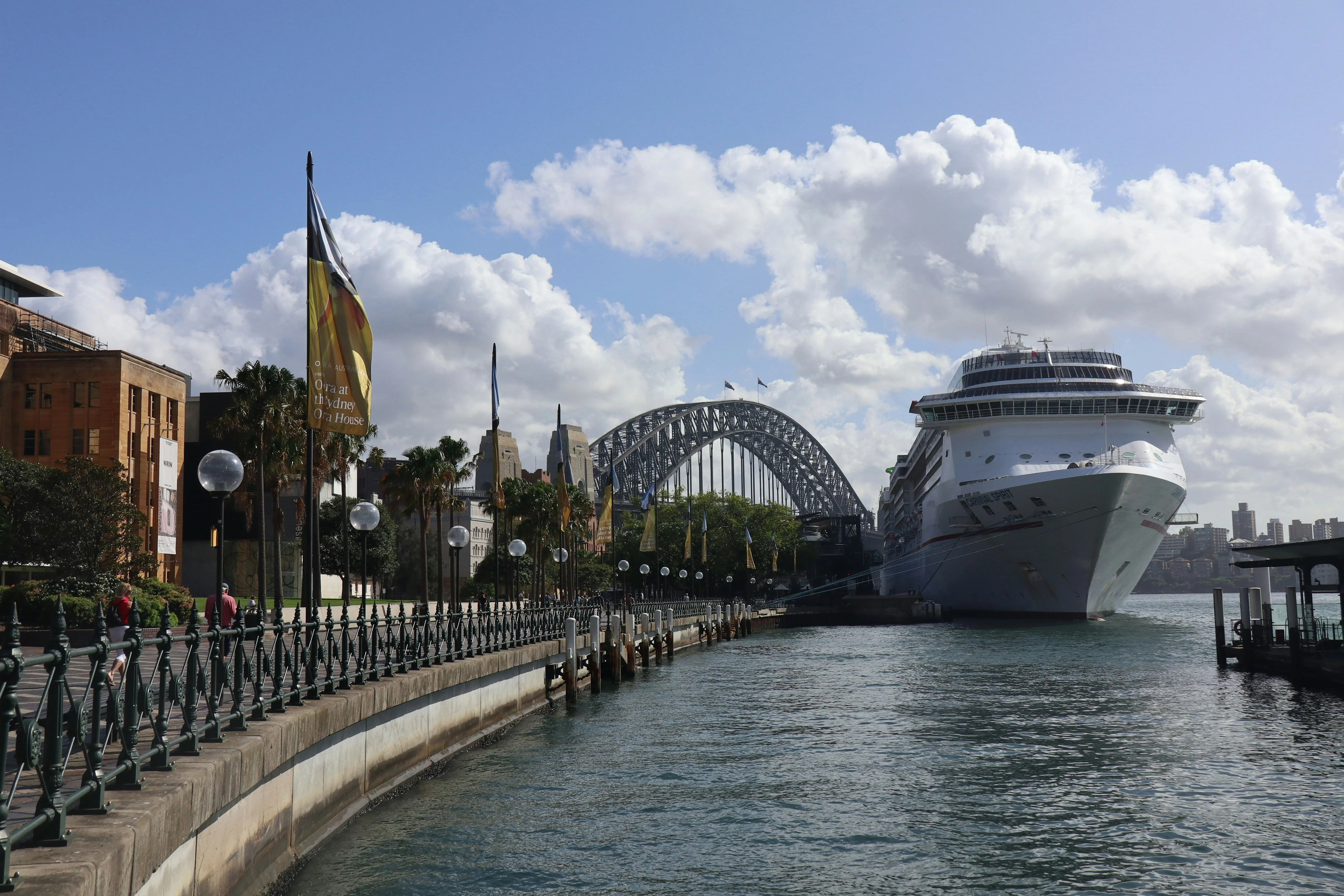 Leisurely Lanes: A Guide to Sydney's Romantic Waterfront Markets Image 1