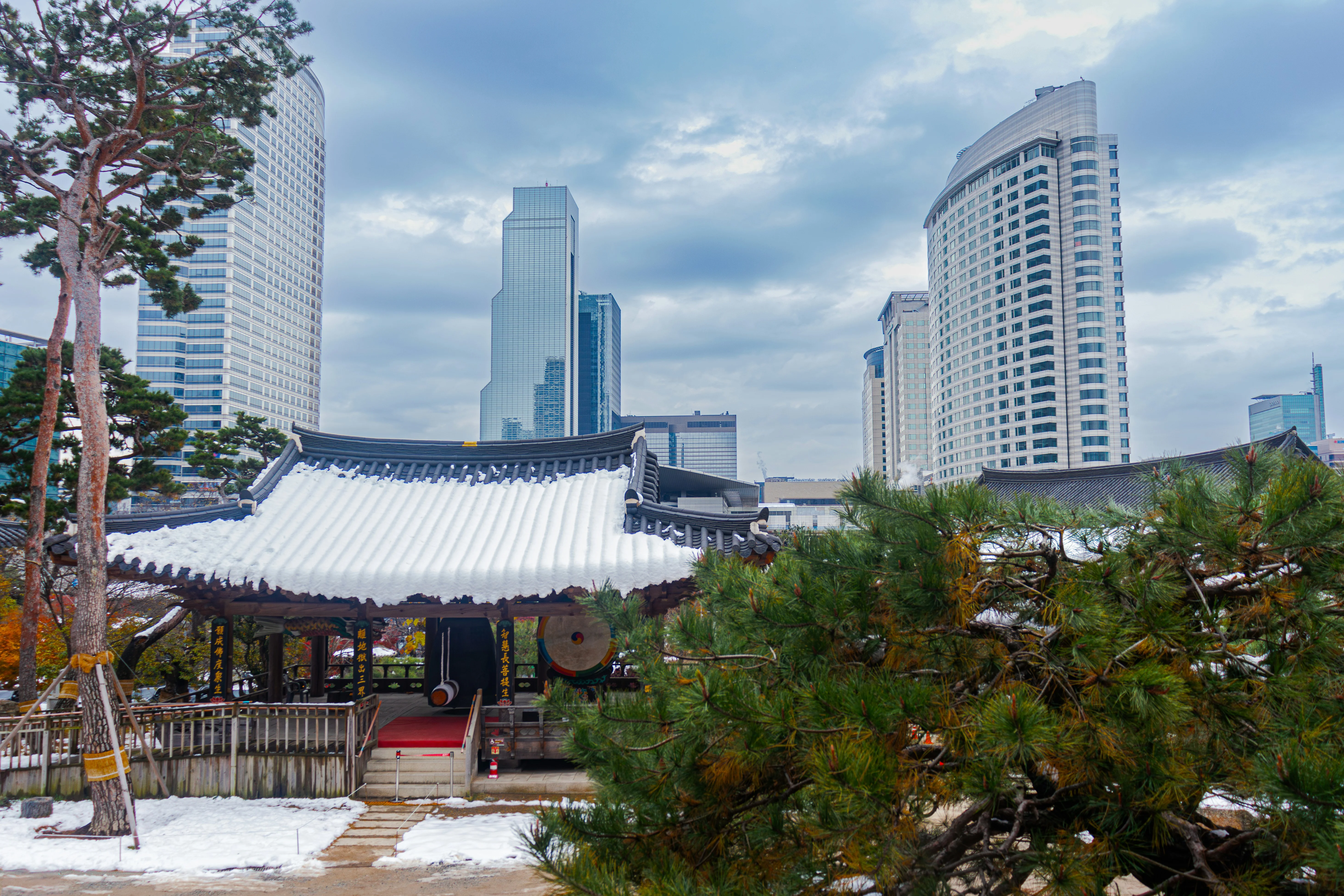 Pet-Approved Palaces: A Historical and Artistic Adventure in Gangnam Image 2