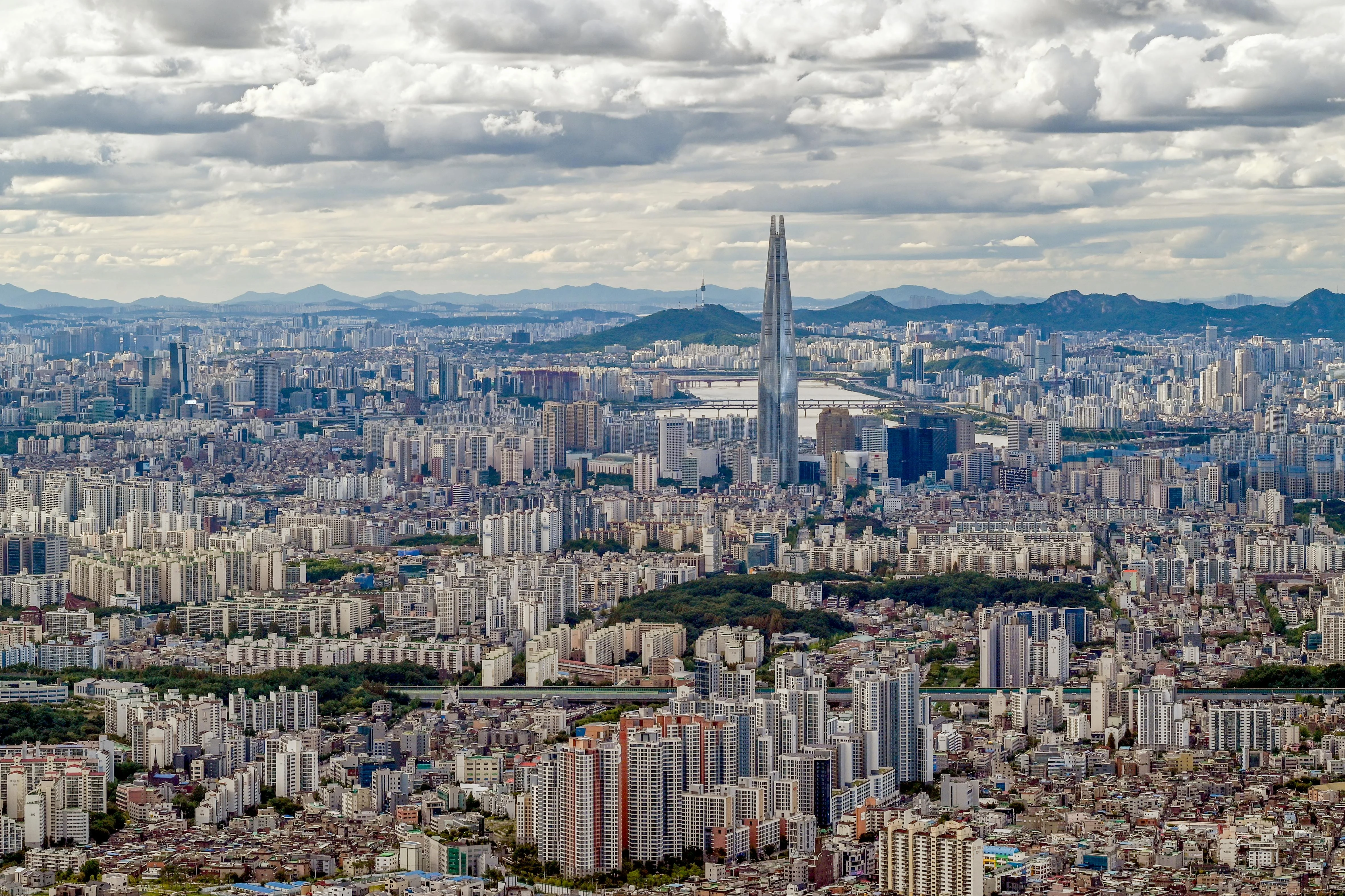 Pet-Approved Palaces: A Historical and Artistic Adventure in Gangnam