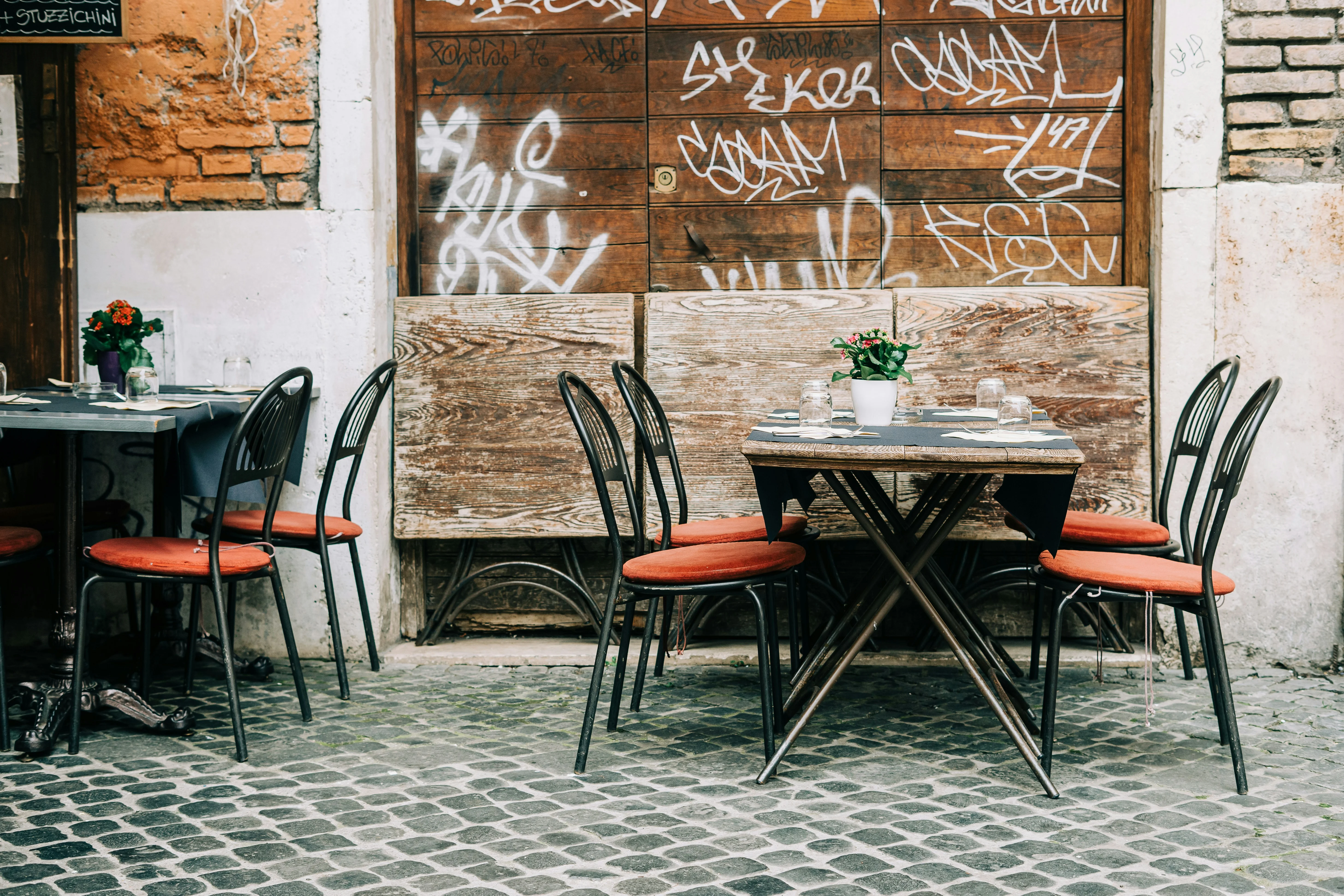 Courting Under Colosseum Shadows: Uncommon Picnic Spots in Rome Image 1