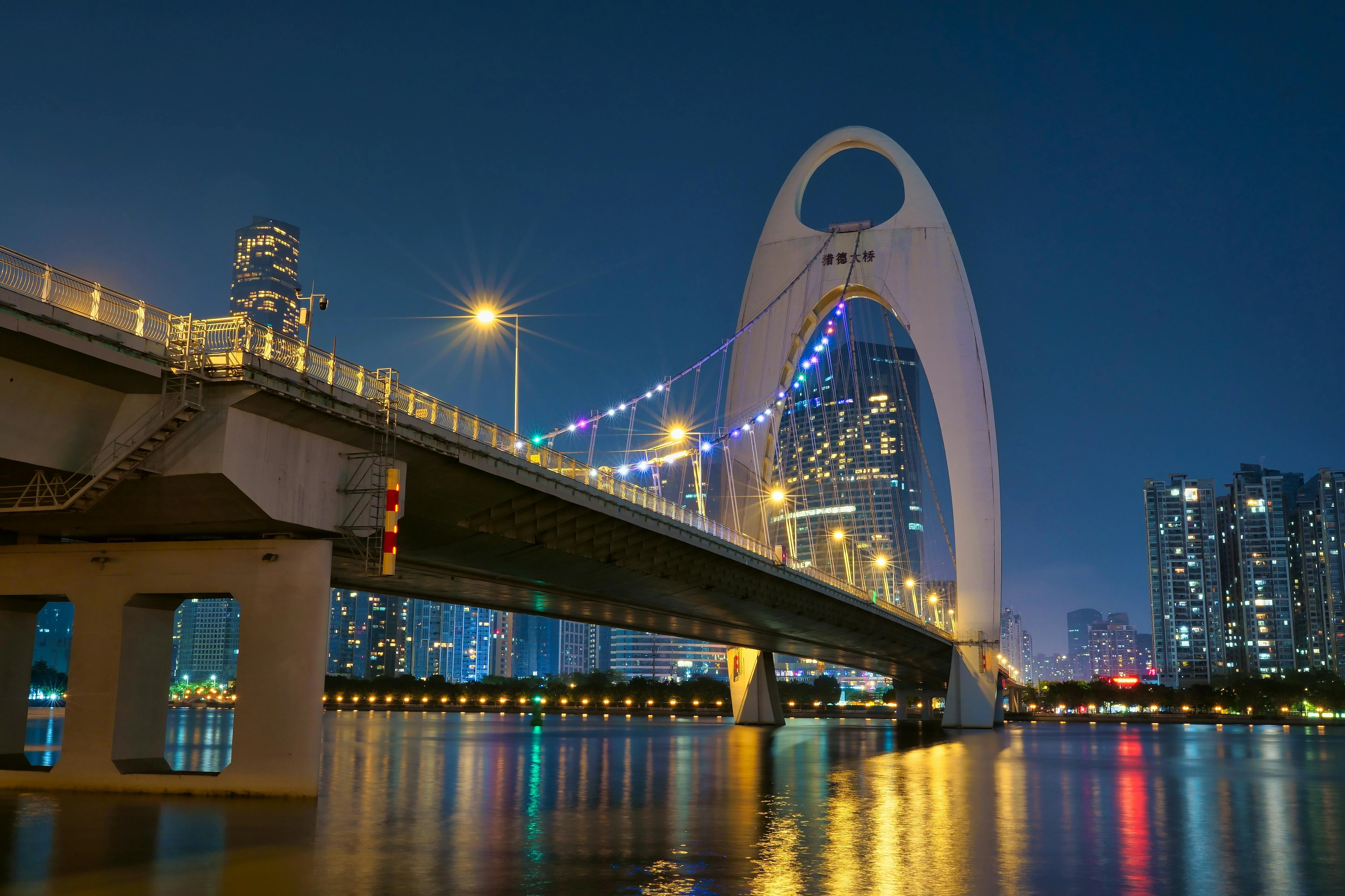 Picturing Guangzhou from the Water: The Pearl River Night Cruise Experience Image 1