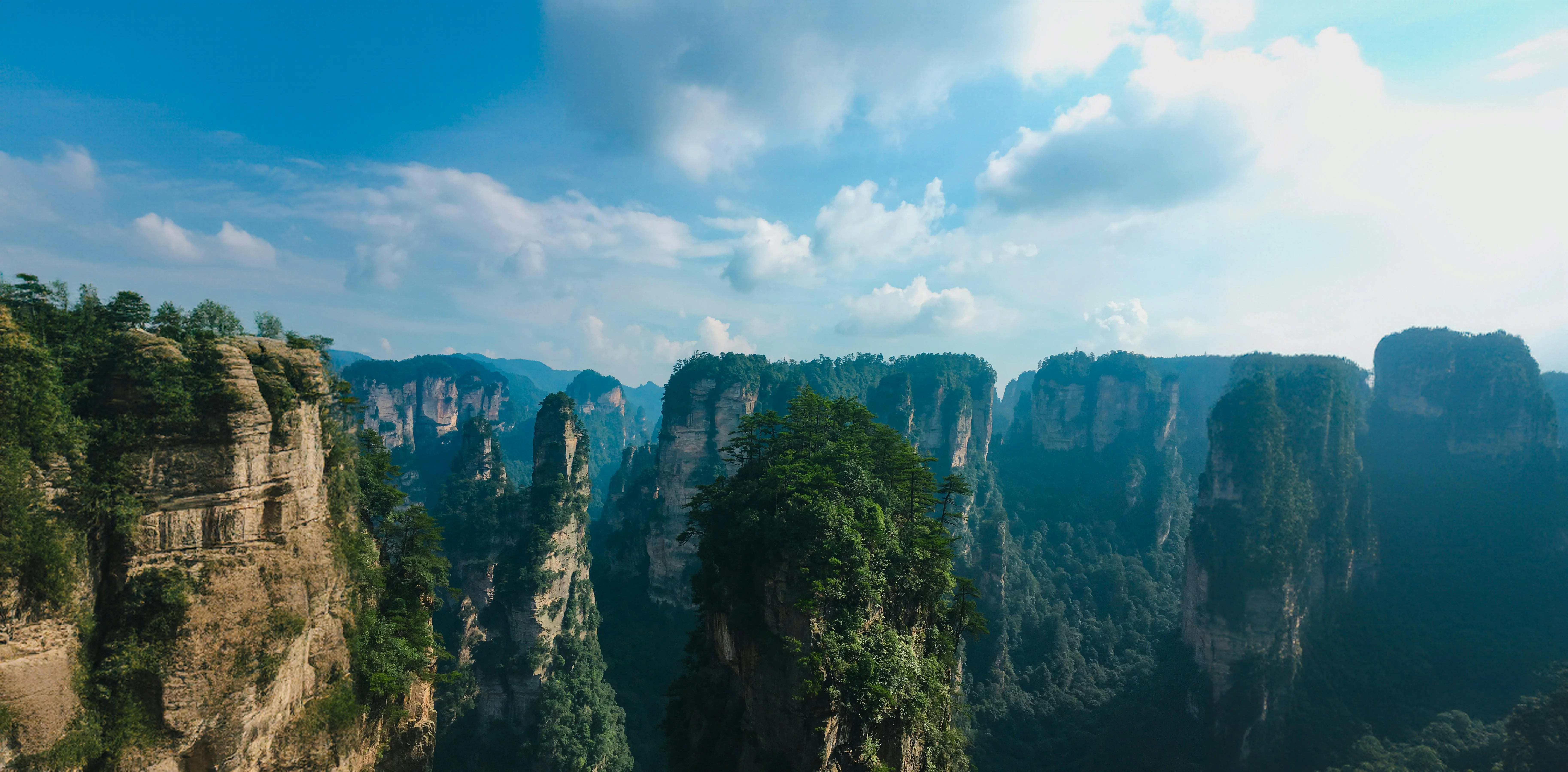 Exploring the Harmonious Balance of Man and Nature in Zhangjiajie