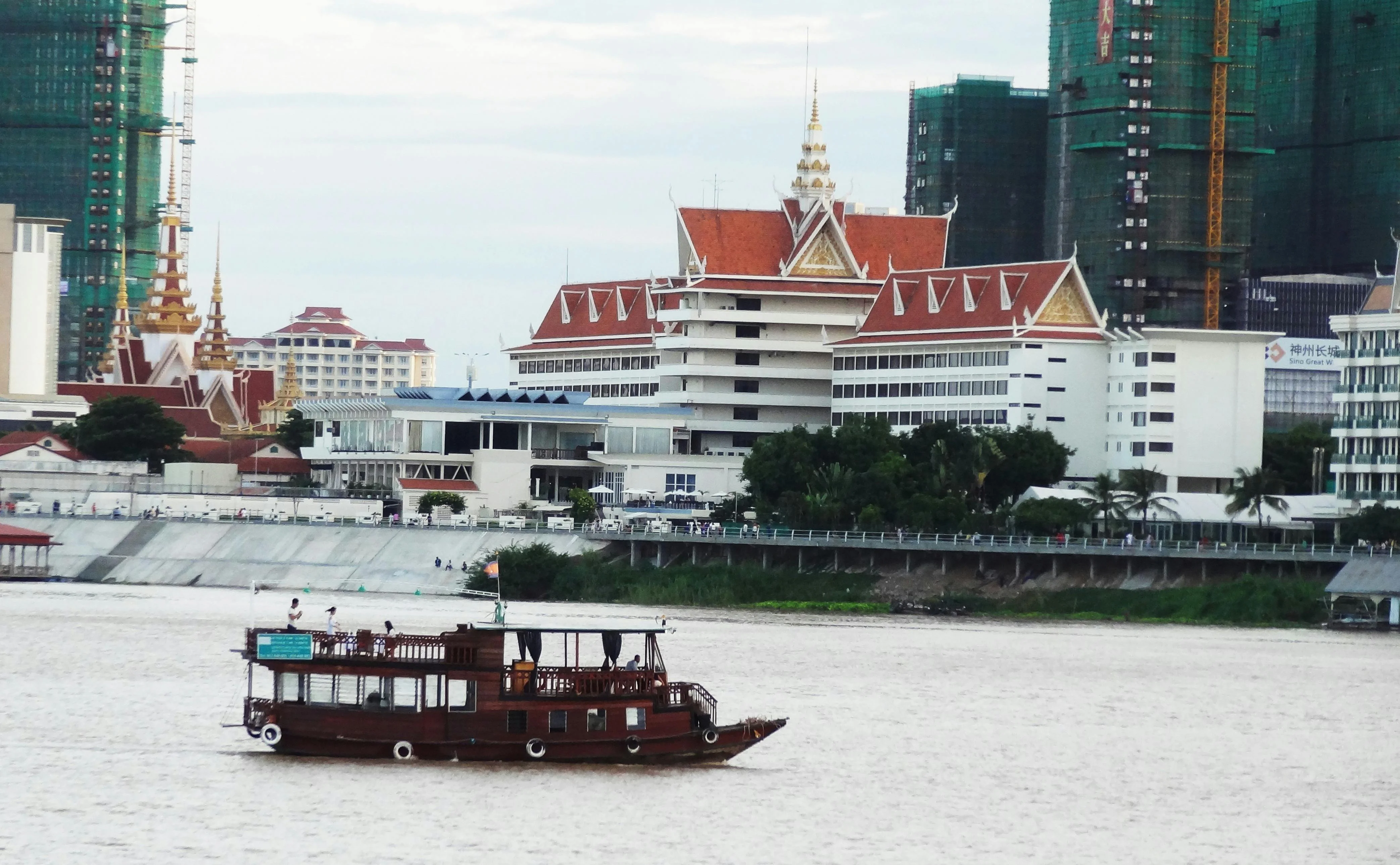 Informal Meetings and Mekong Breezes: Business Conversations on Phnom Penh's River Cruises Image 2