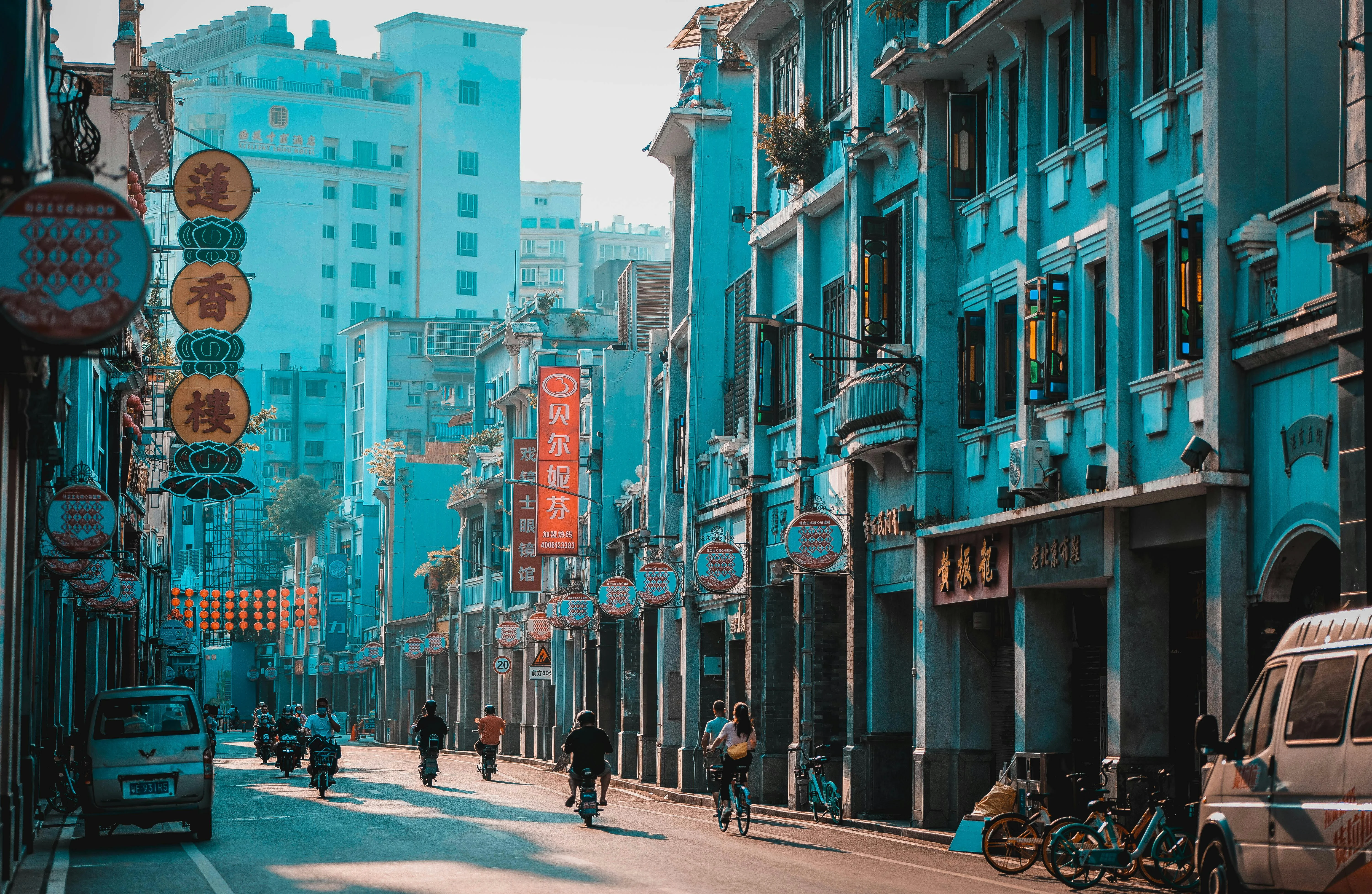 Markets of Mystery: Capturing the Ambiance of Guangzhou's Antique Streets Image 1