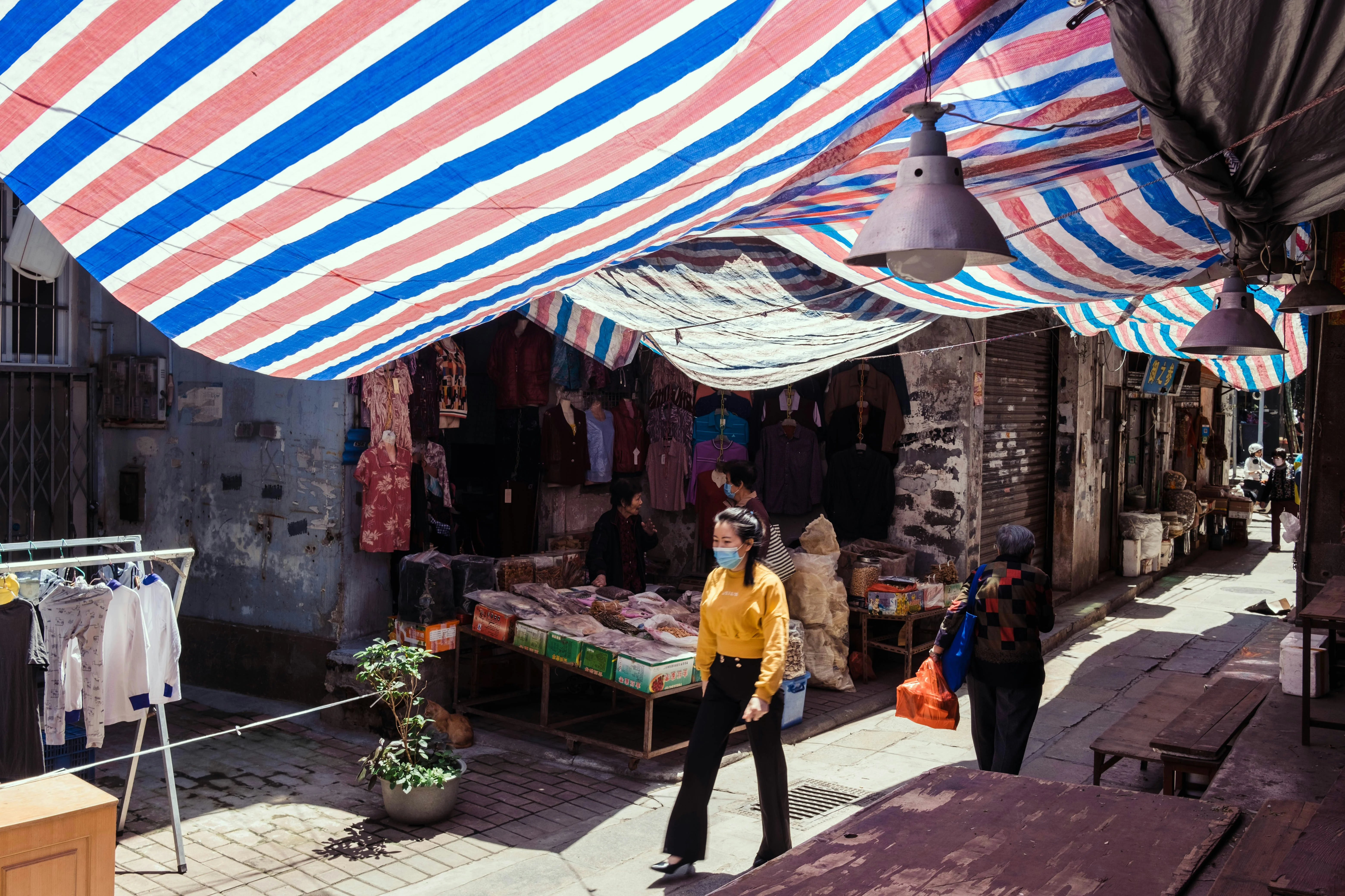 Markets of Mystery: Capturing the Ambiance of Guangzhou's Antique Streets