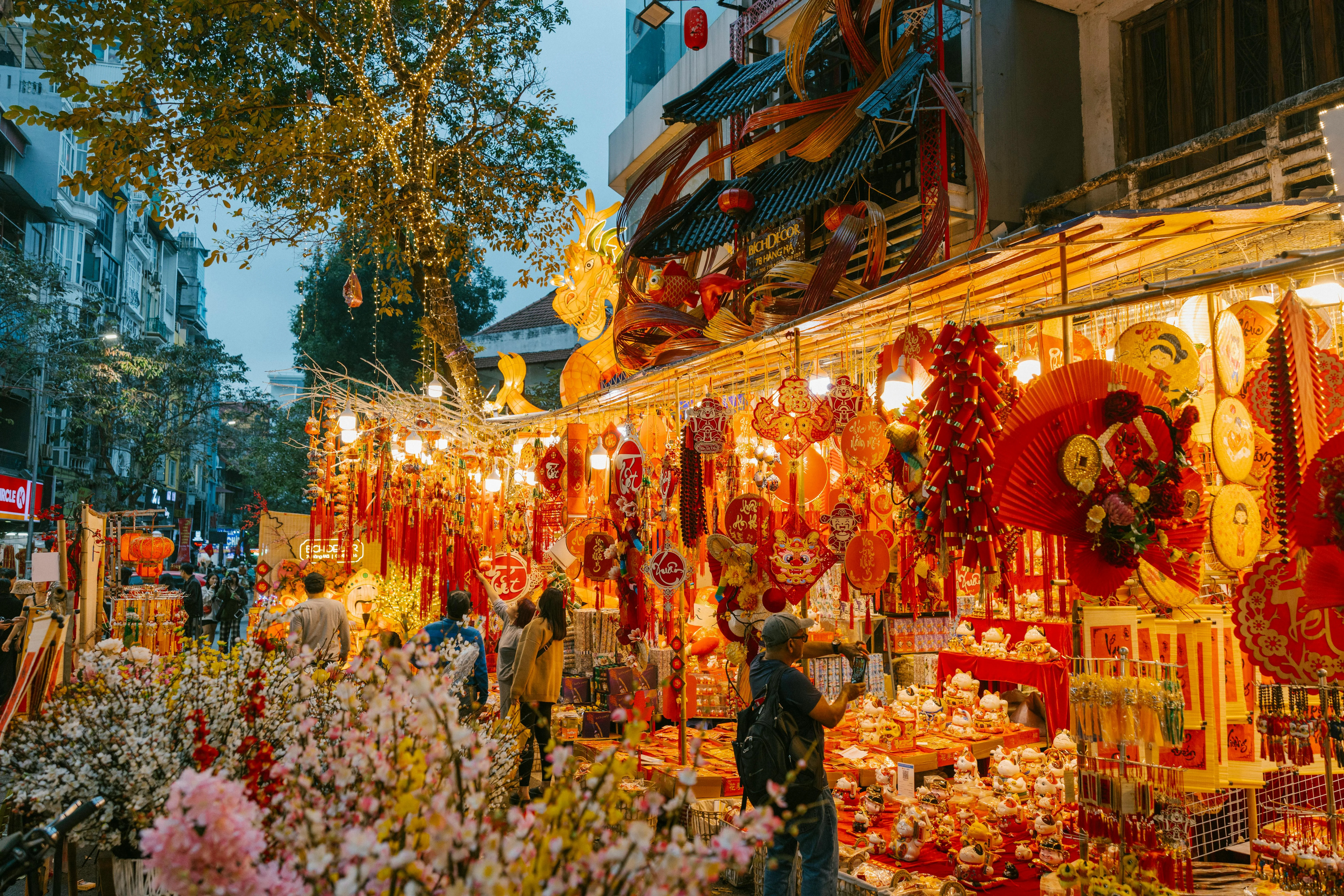 Saigon's Vibrant Festivals: A Cultural and Linguistic Exploration Image 1