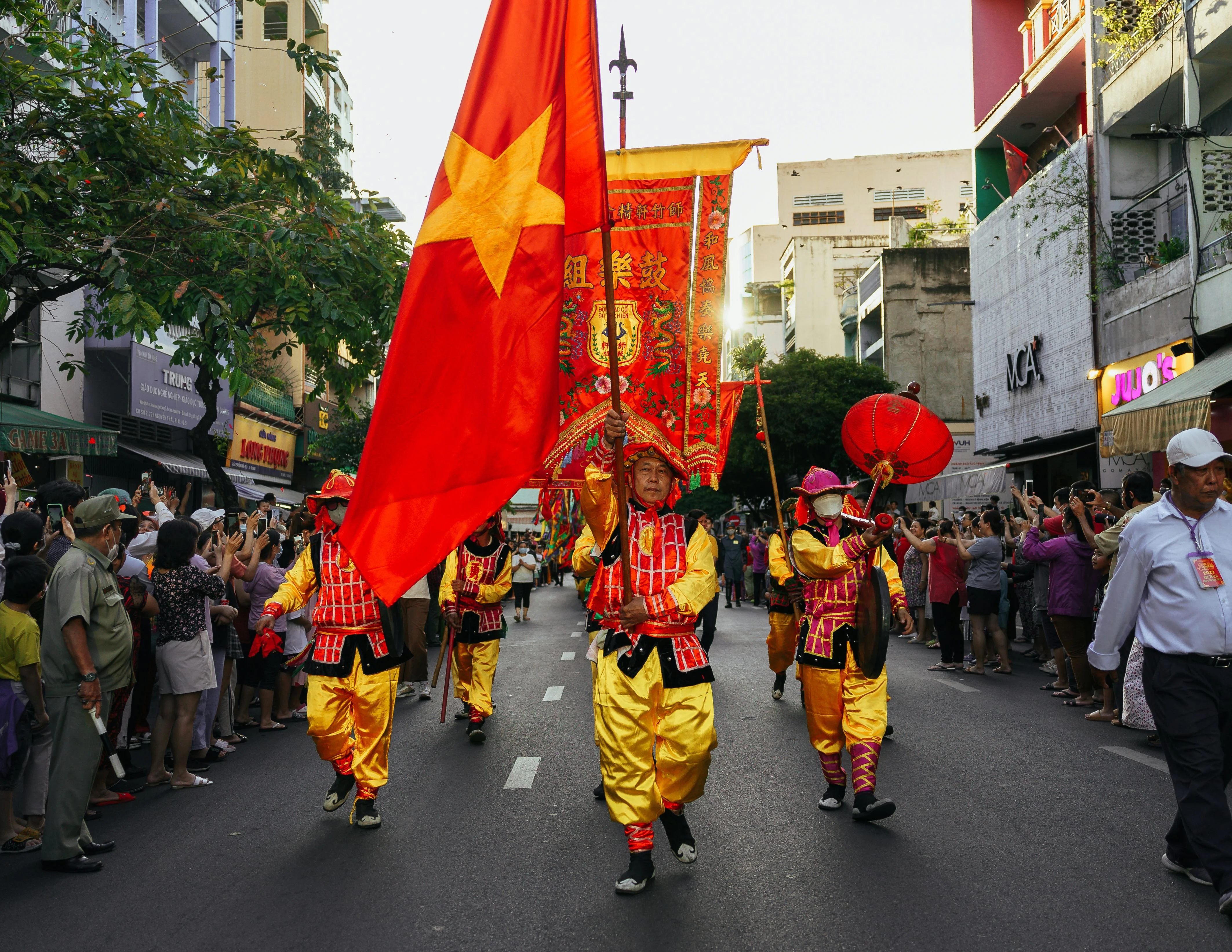 Saigon's Vibrant Festivals: A Cultural and Linguistic Exploration Image 3