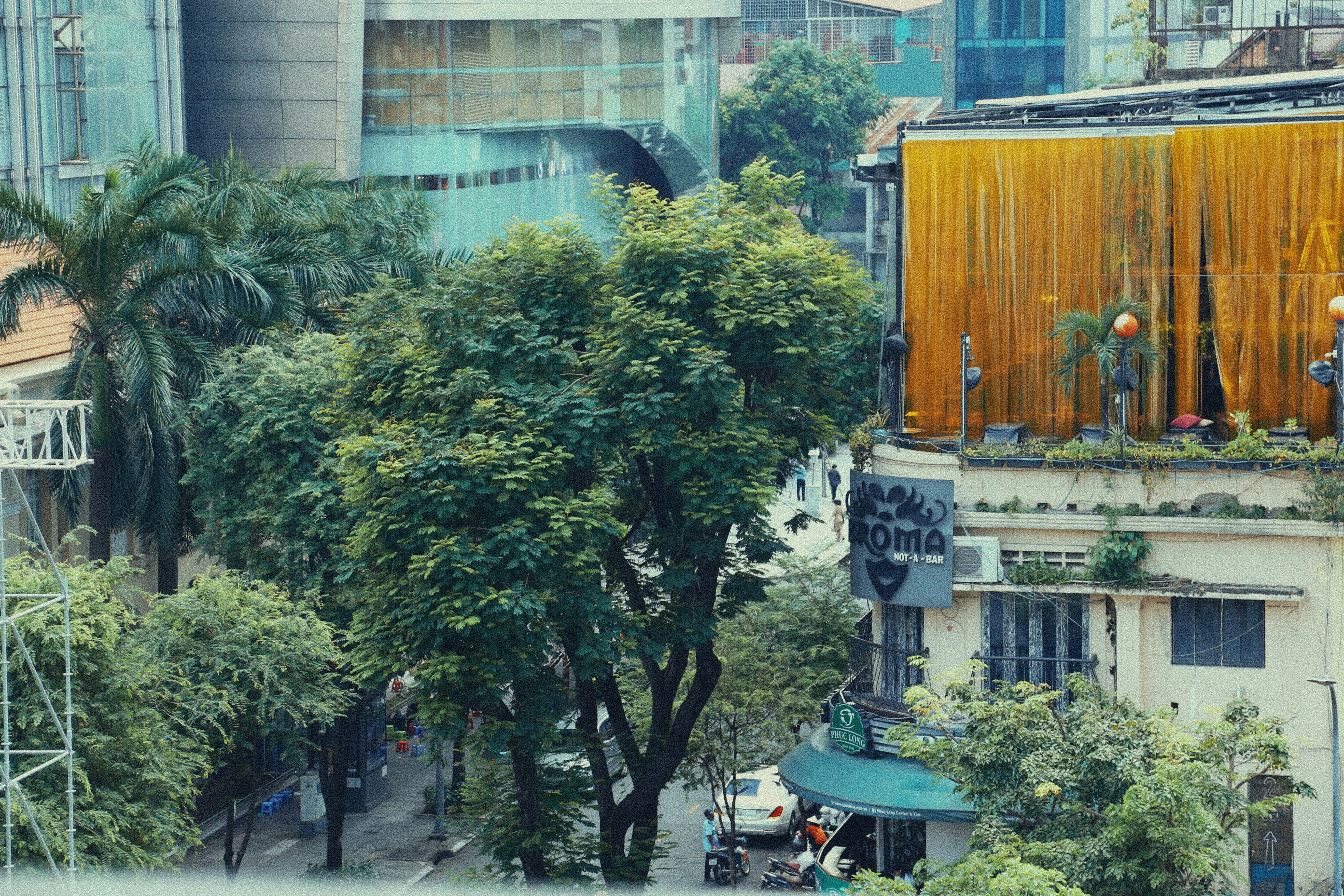 Saigon's Skyline: Rooftop Gardens and Eco-Friendly Architecture Image 1