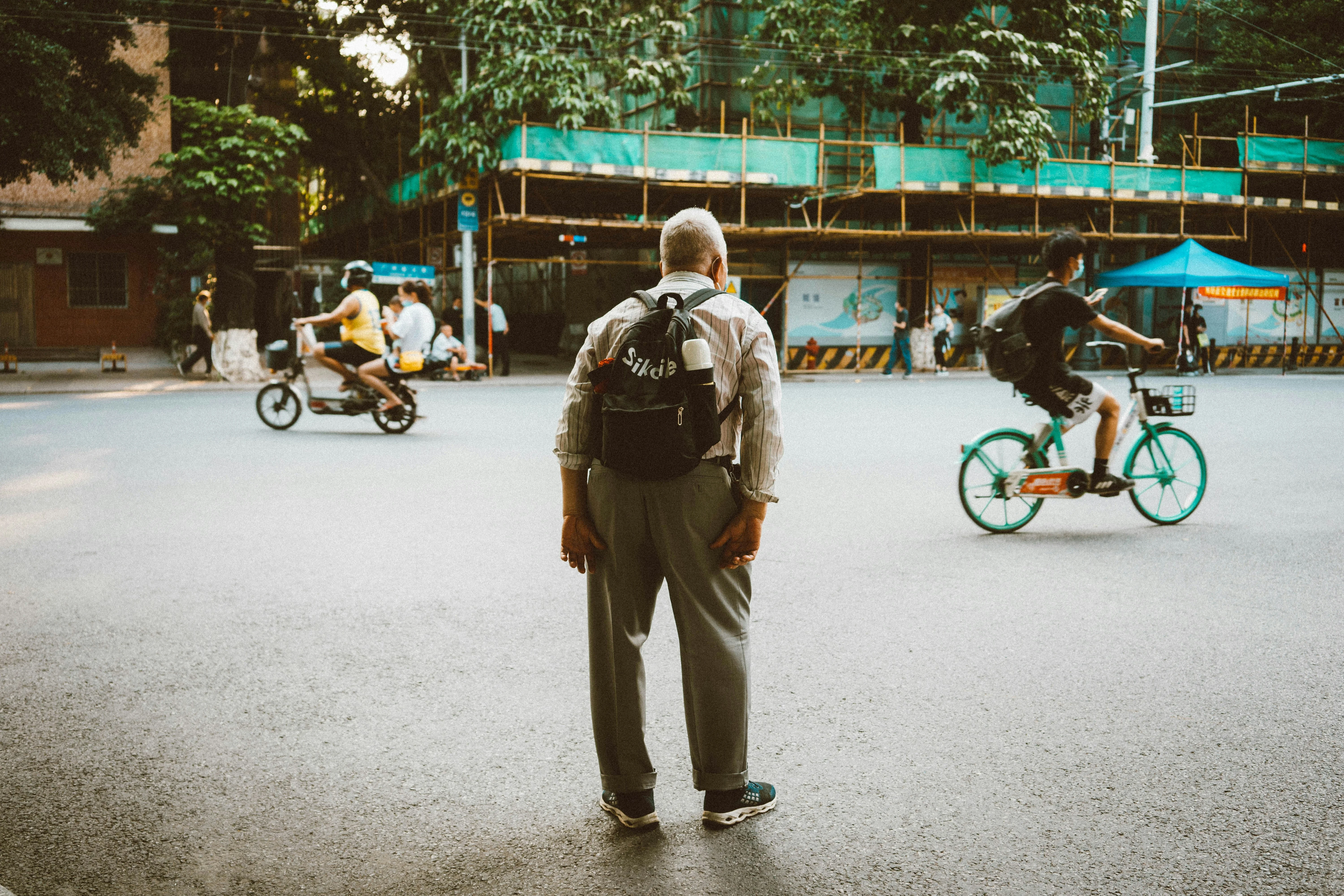 Guangzhou in Motion: Tips for Capturing the City's Biking Culture Image 1