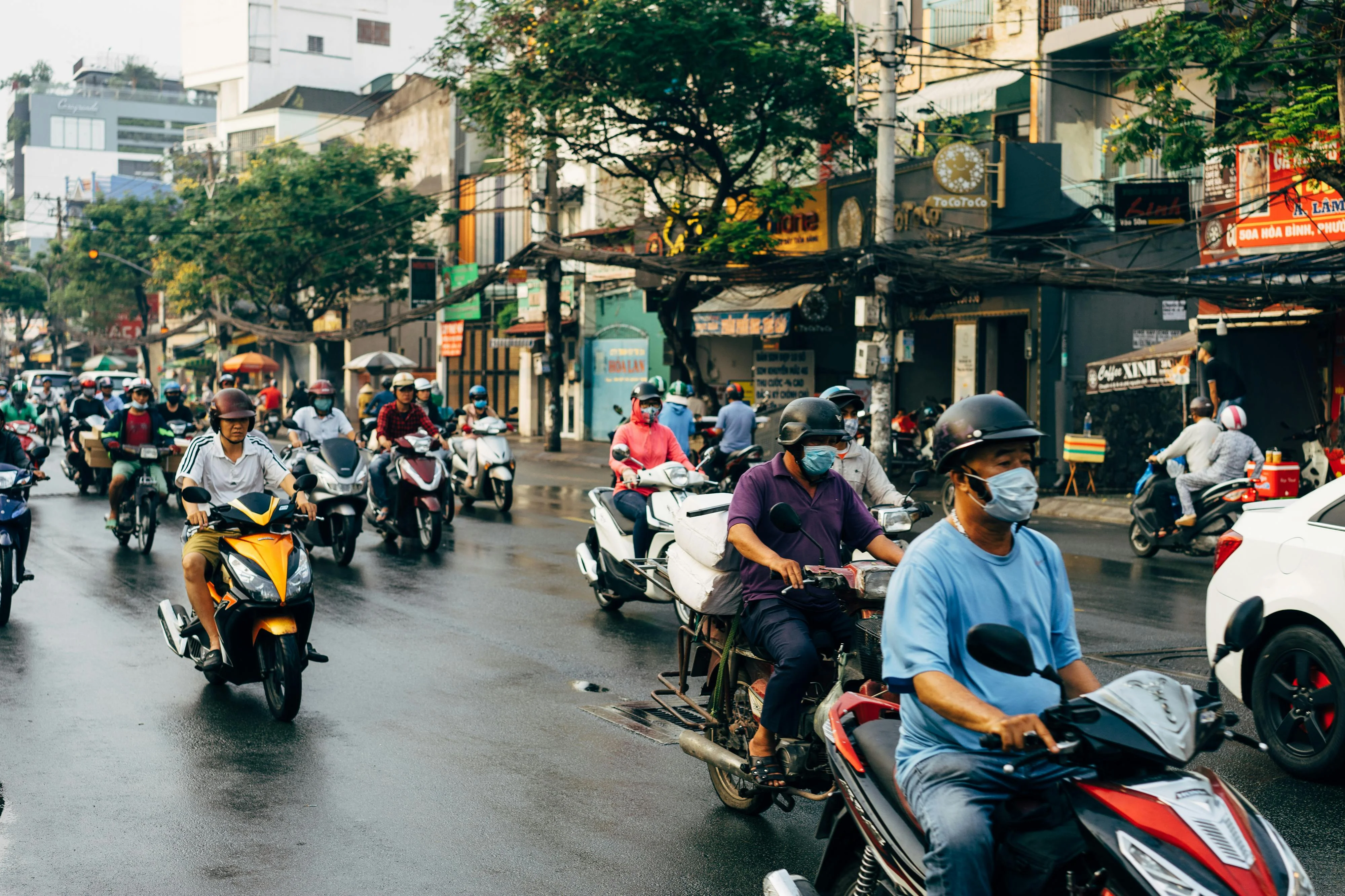 A Linguistic Traveler's Guide to Saigon: Learning Vietnamese Through Cultural Immersion 3