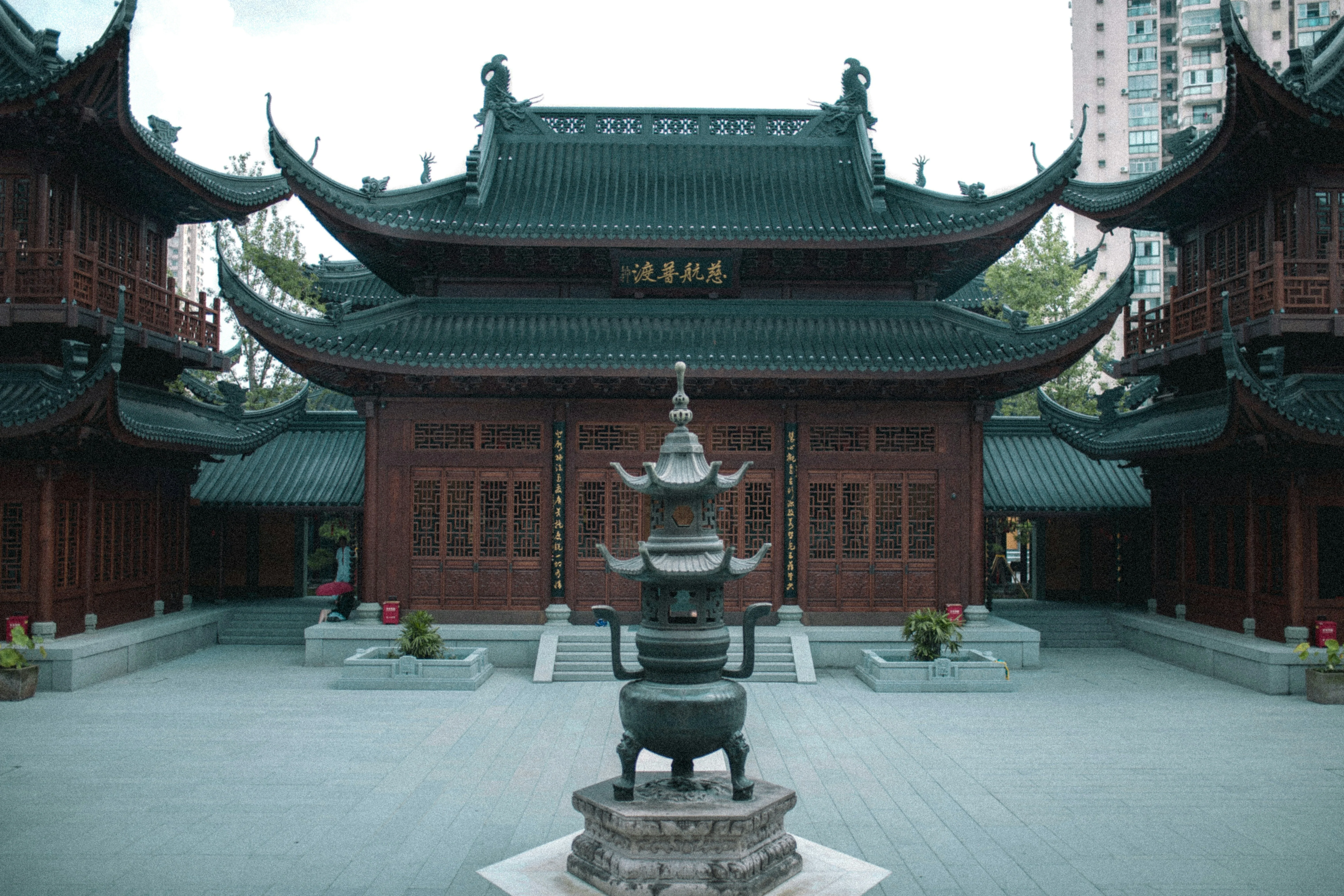 Beyond the Bustle: Shanghai's Serene Buddhist Temples for Spiritual Seekers Image 1