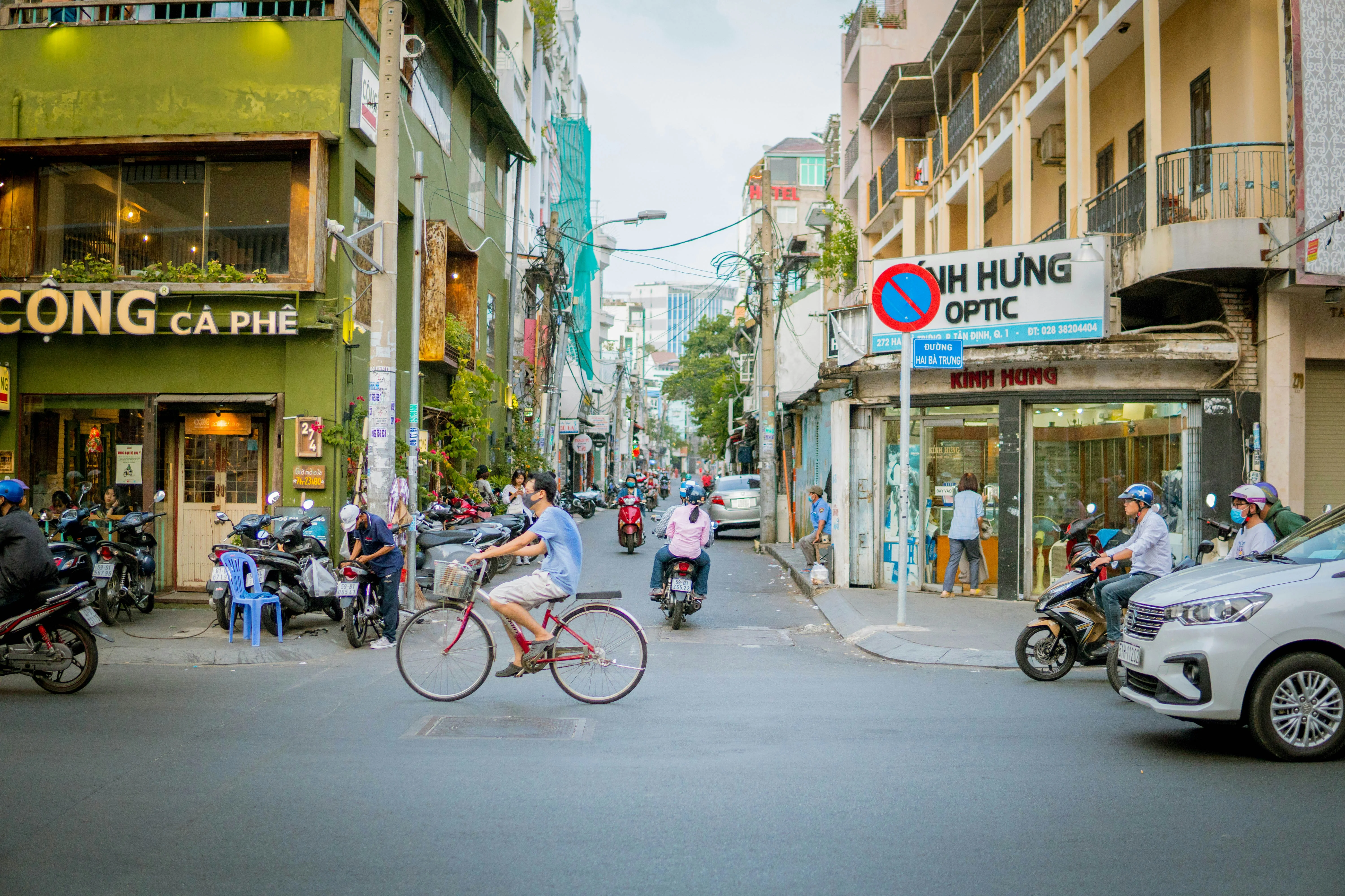 The Hidden Alleys of Saigon: Uncovering Local Artisans and Crafts Image 3