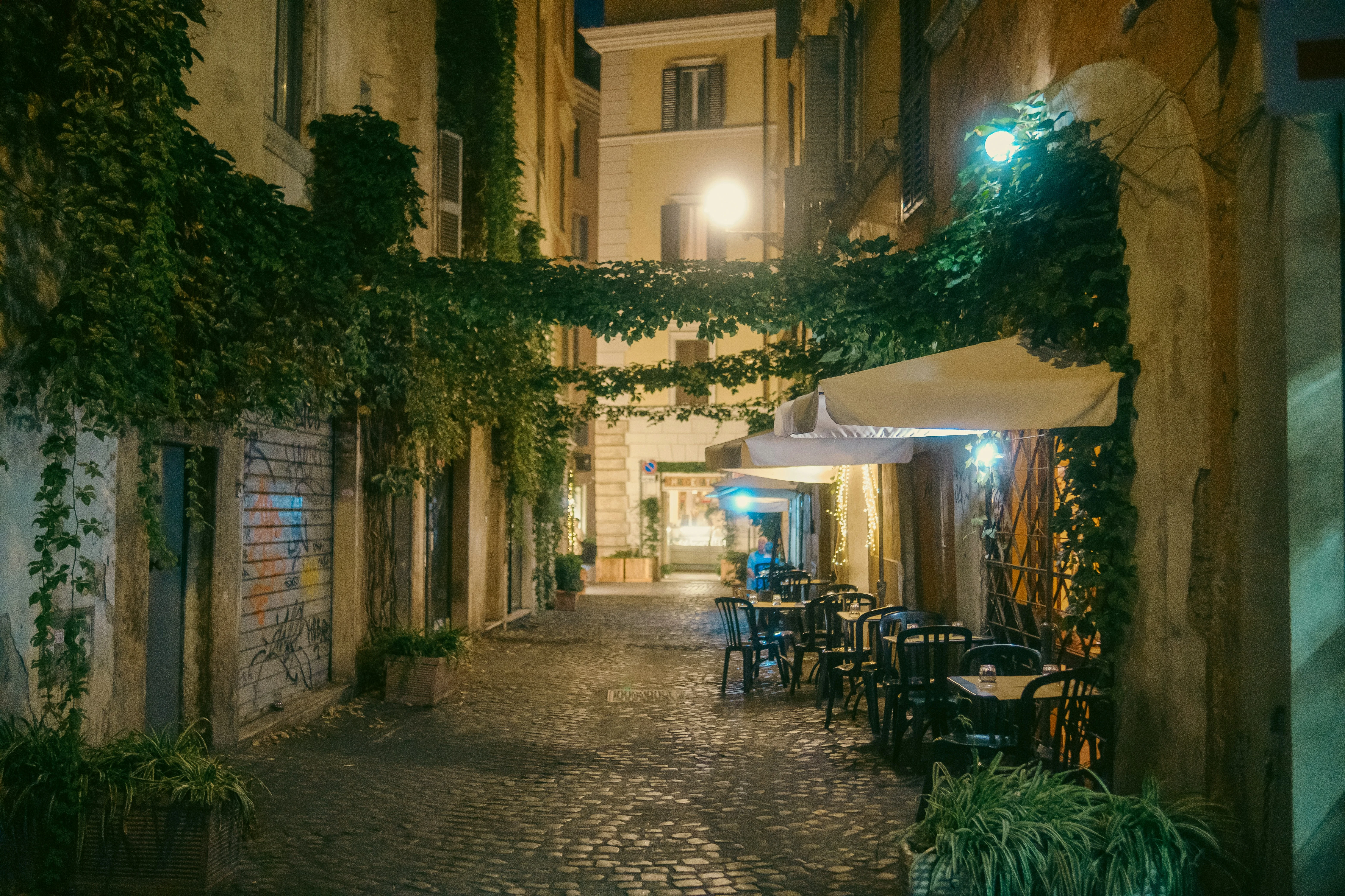 Lovers' Labyrinth: Navigating Rome's Hidden Romantic Alleys Image 1